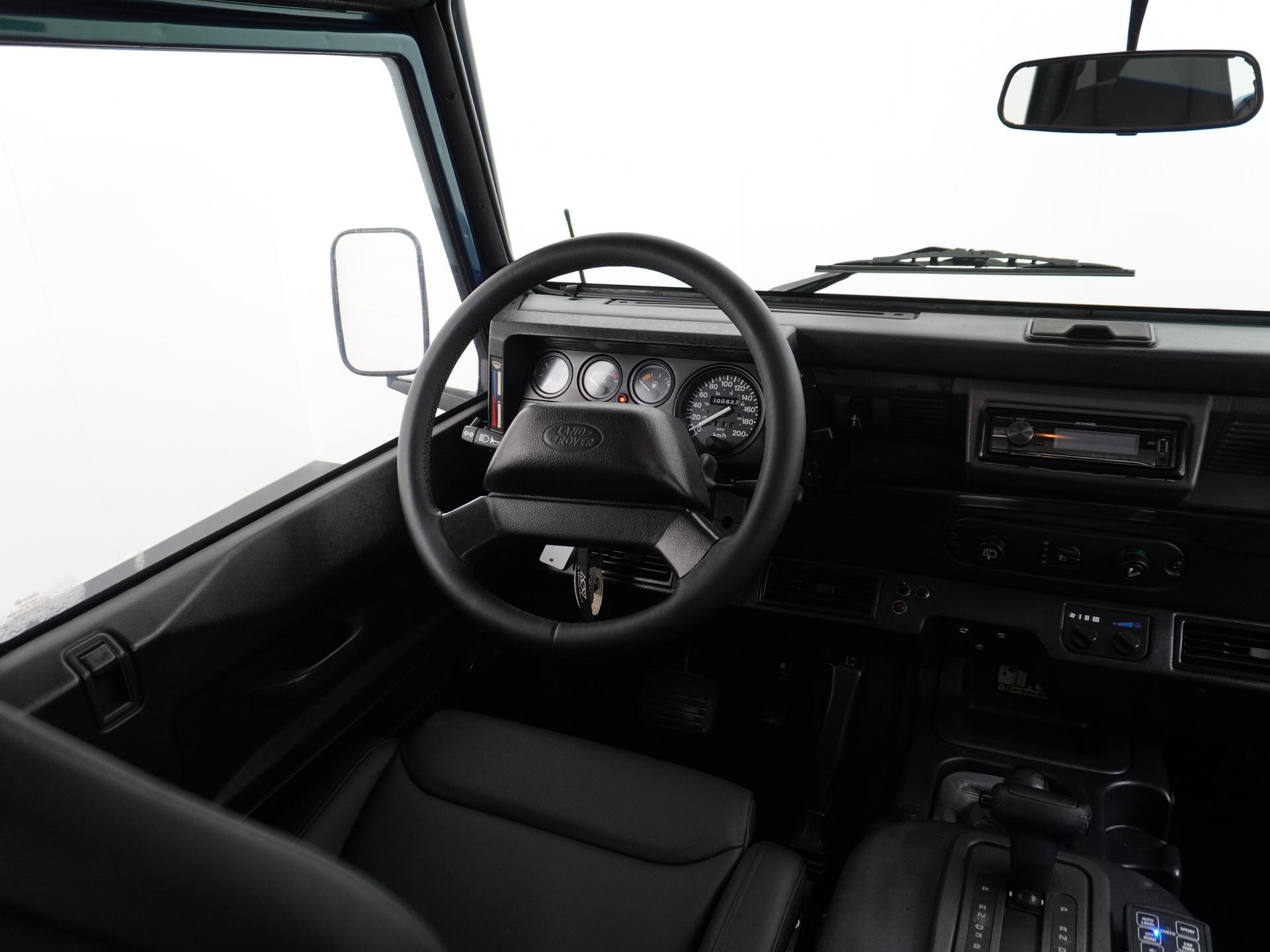 Land Rover Defender 3.9 90 Anniversary 29