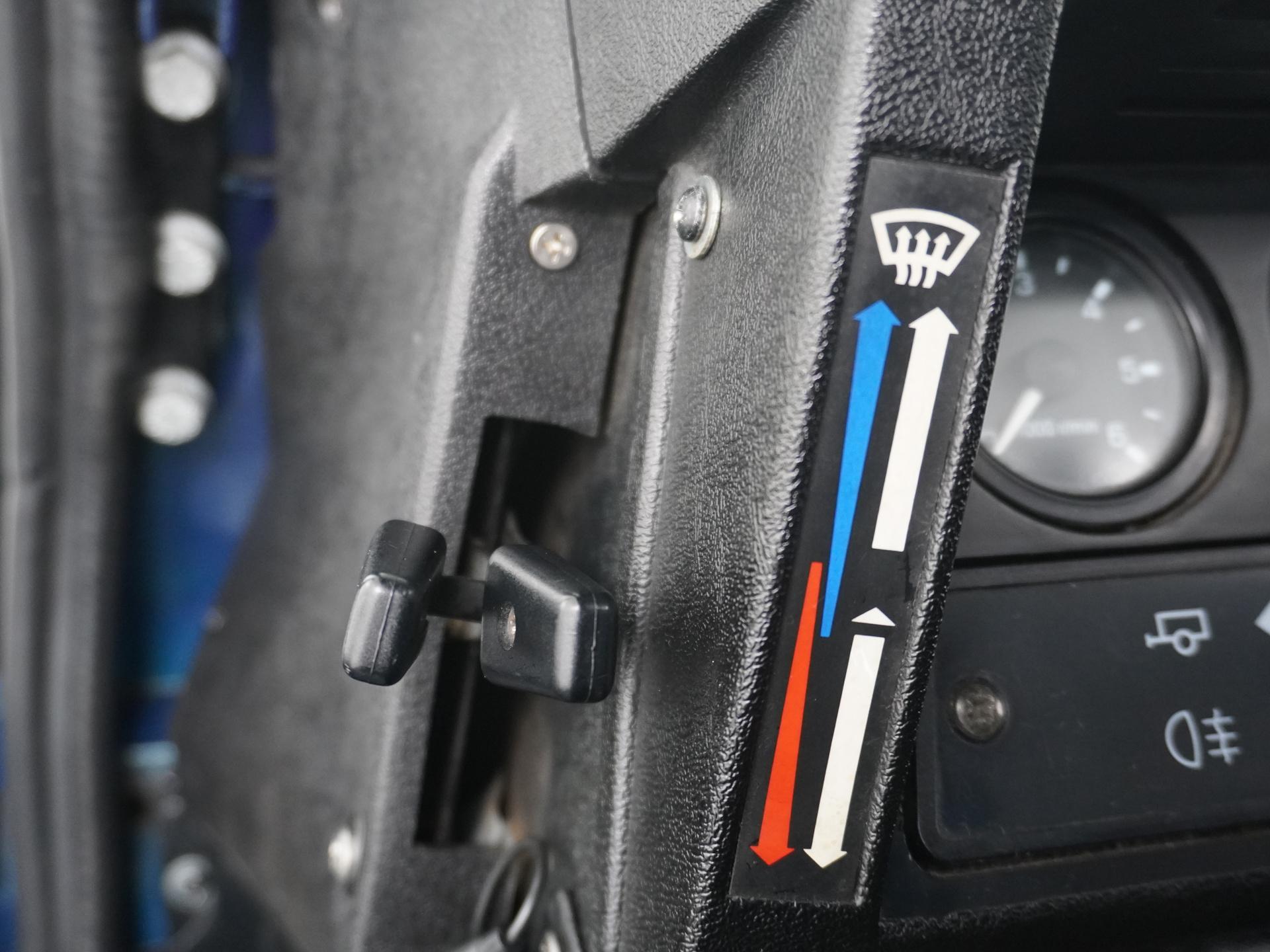 Land Rover Defender 3.9 90 Anniversary 31