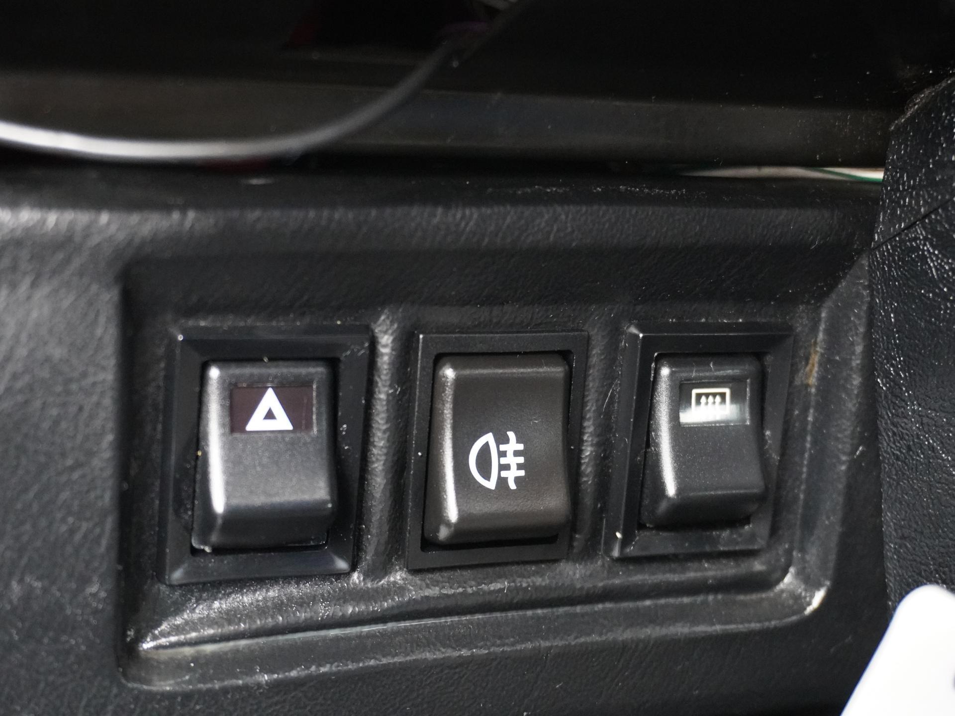 Land Rover Defender 3.9 90 Anniversary 32