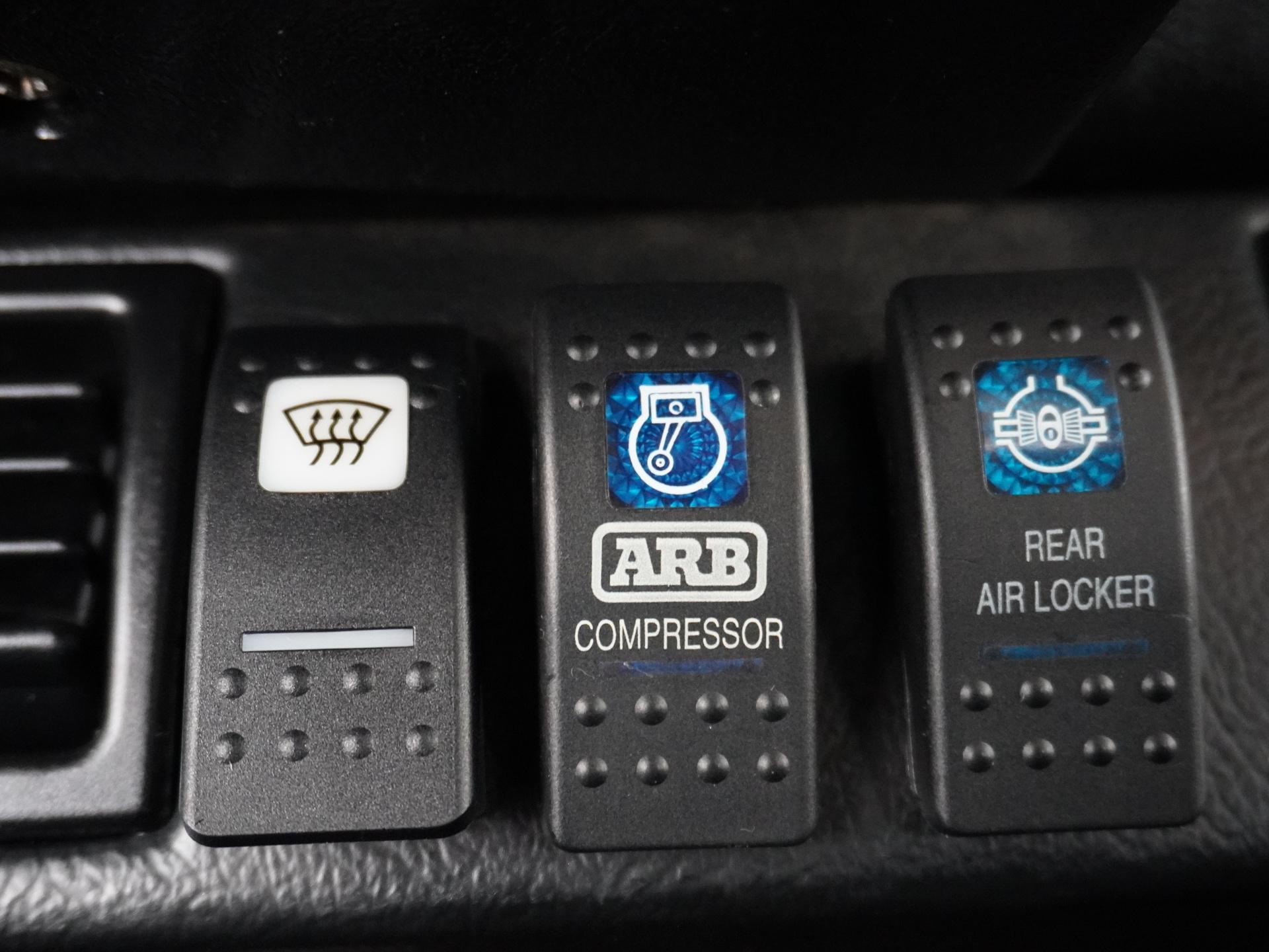 Land Rover Defender 3.9 90 Anniversary 33