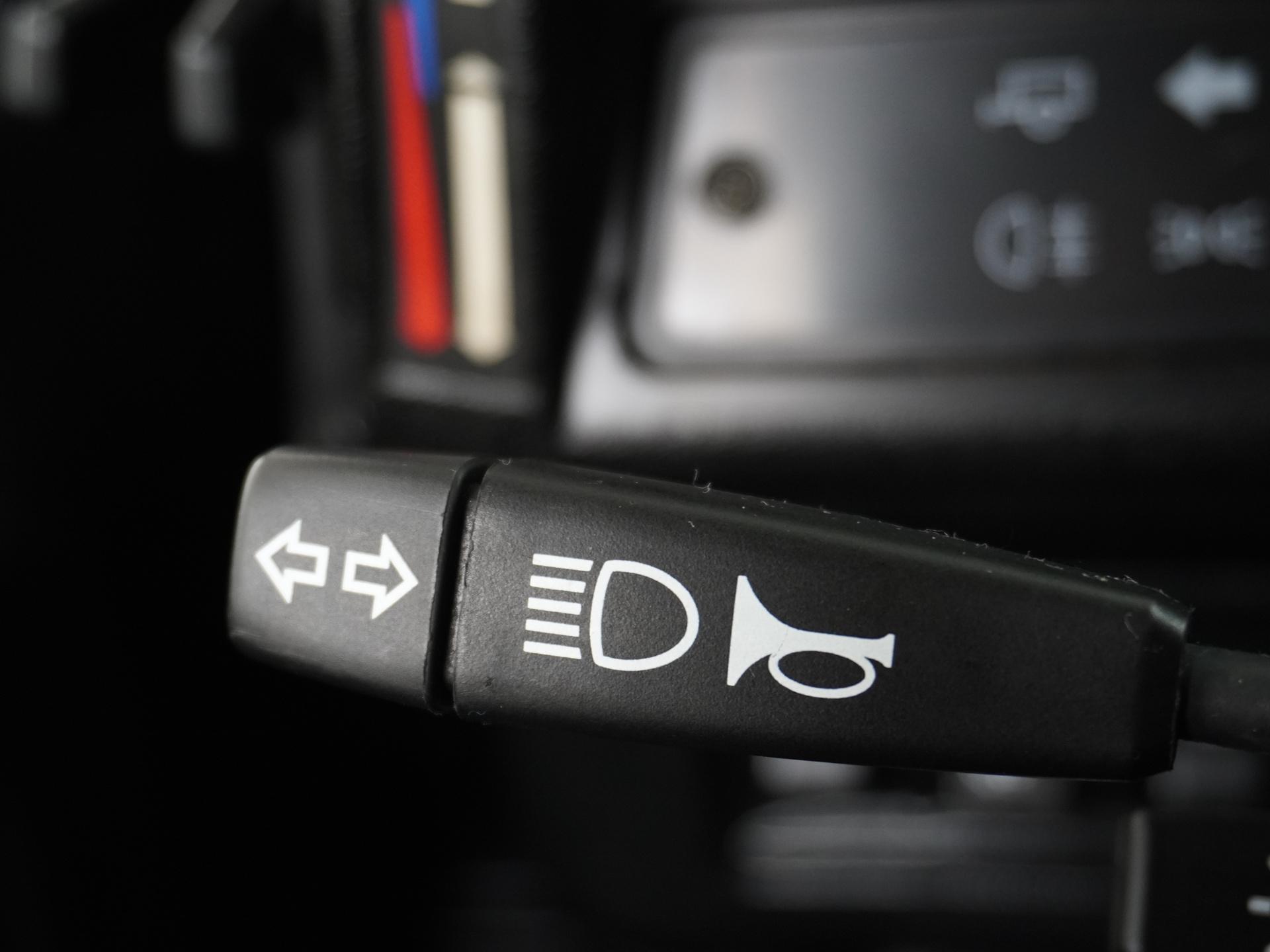 Land Rover Defender 3.9 90 Anniversary 34