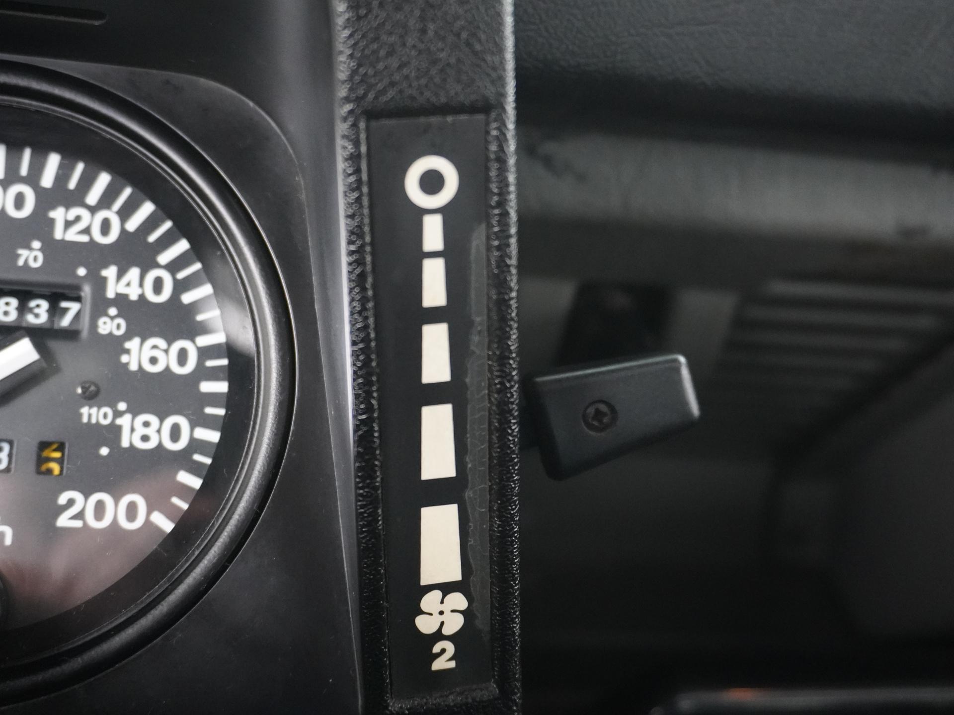 Land Rover Defender 3.9 90 Anniversary 37