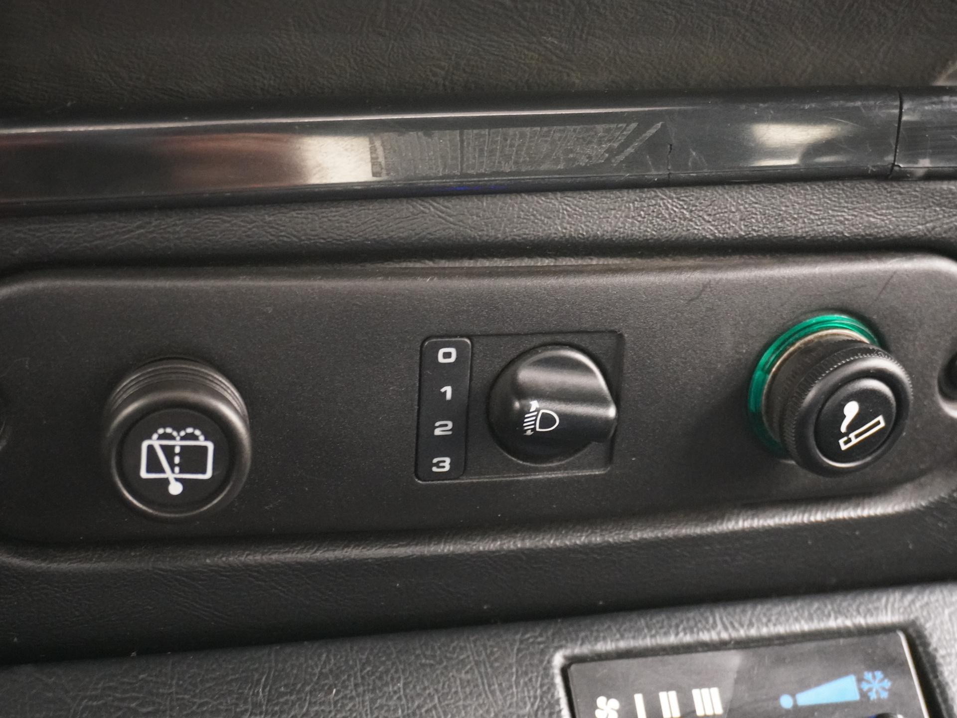 Land Rover Defender 3.9 90 Anniversary 38