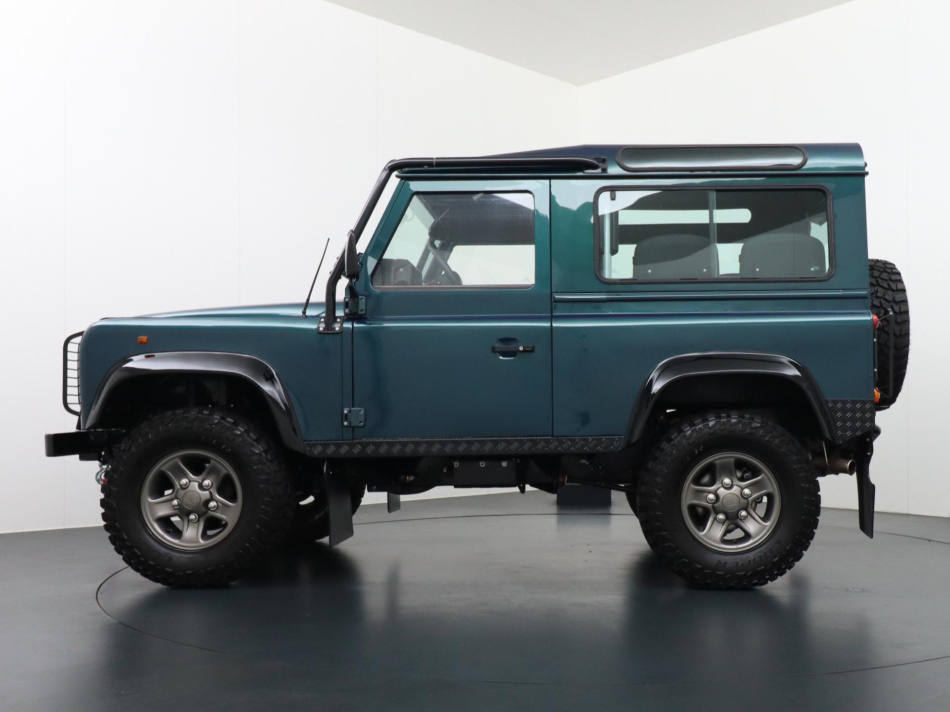 Land Rover Defender 3.9 90 Anniversary 4