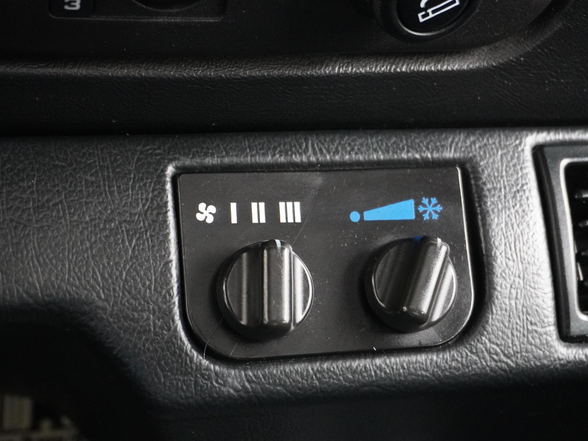 Land Rover Defender 3.9 90 Anniversary 41