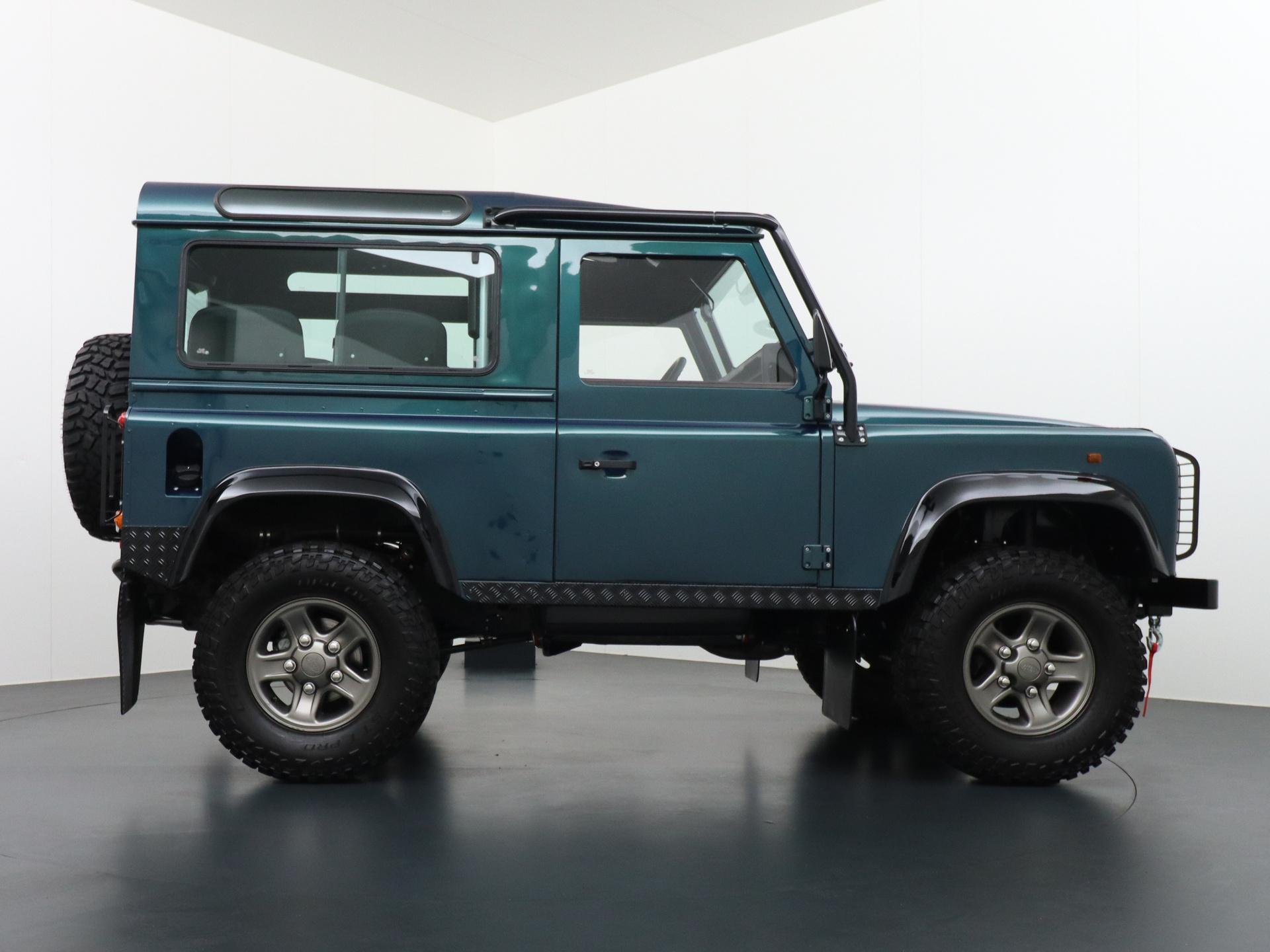Land Rover Defender 3.9 90 Anniversary 49