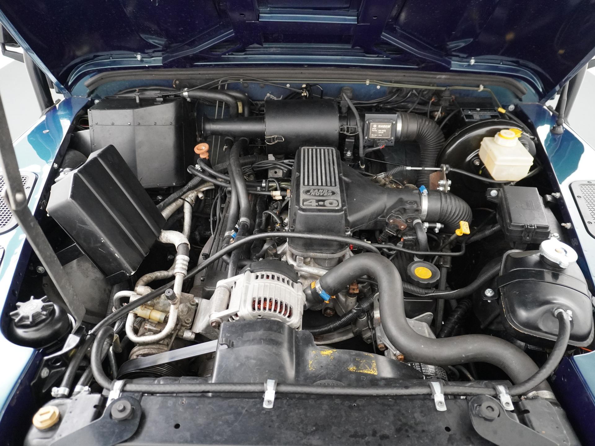 Land Rover Defender 3.9 90 Anniversary 7