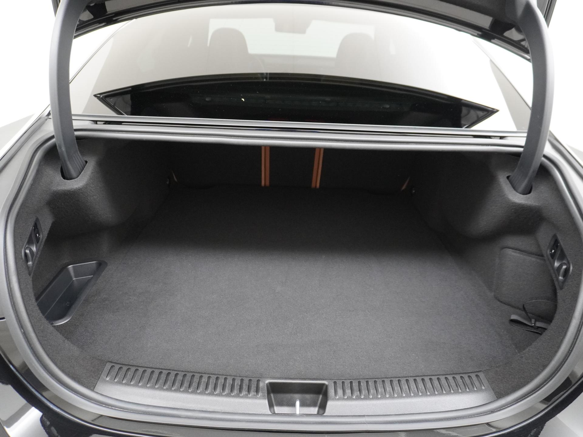 Mercedes-Benz E-Klasse 300 e 4MATIC AMG Line 19