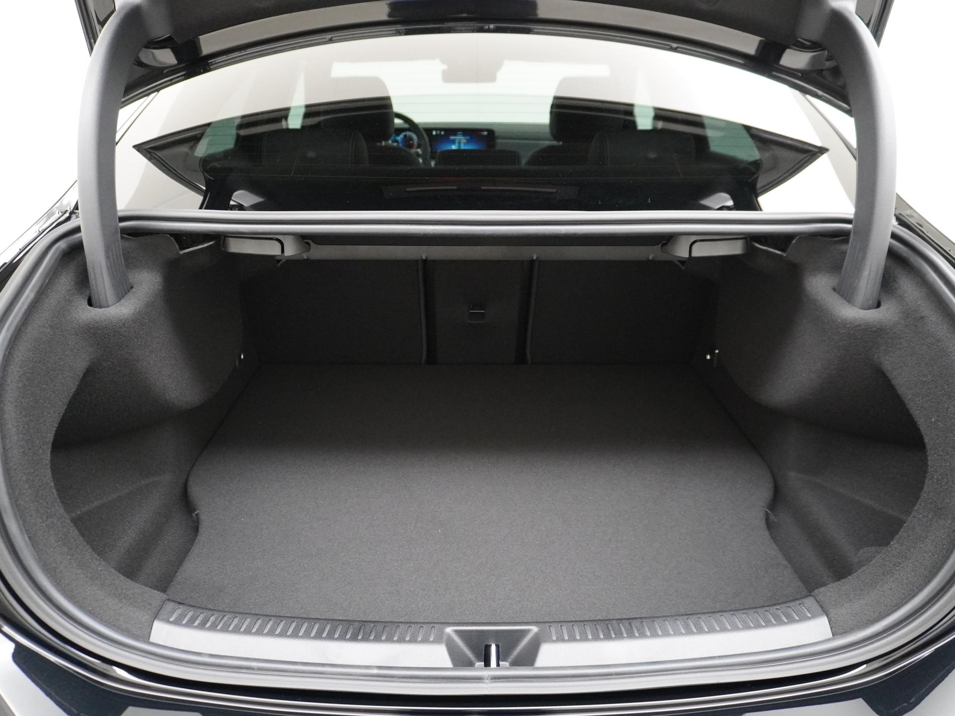 Mercedes-Benz A-Klasse 250 e Business Solution AMG 12