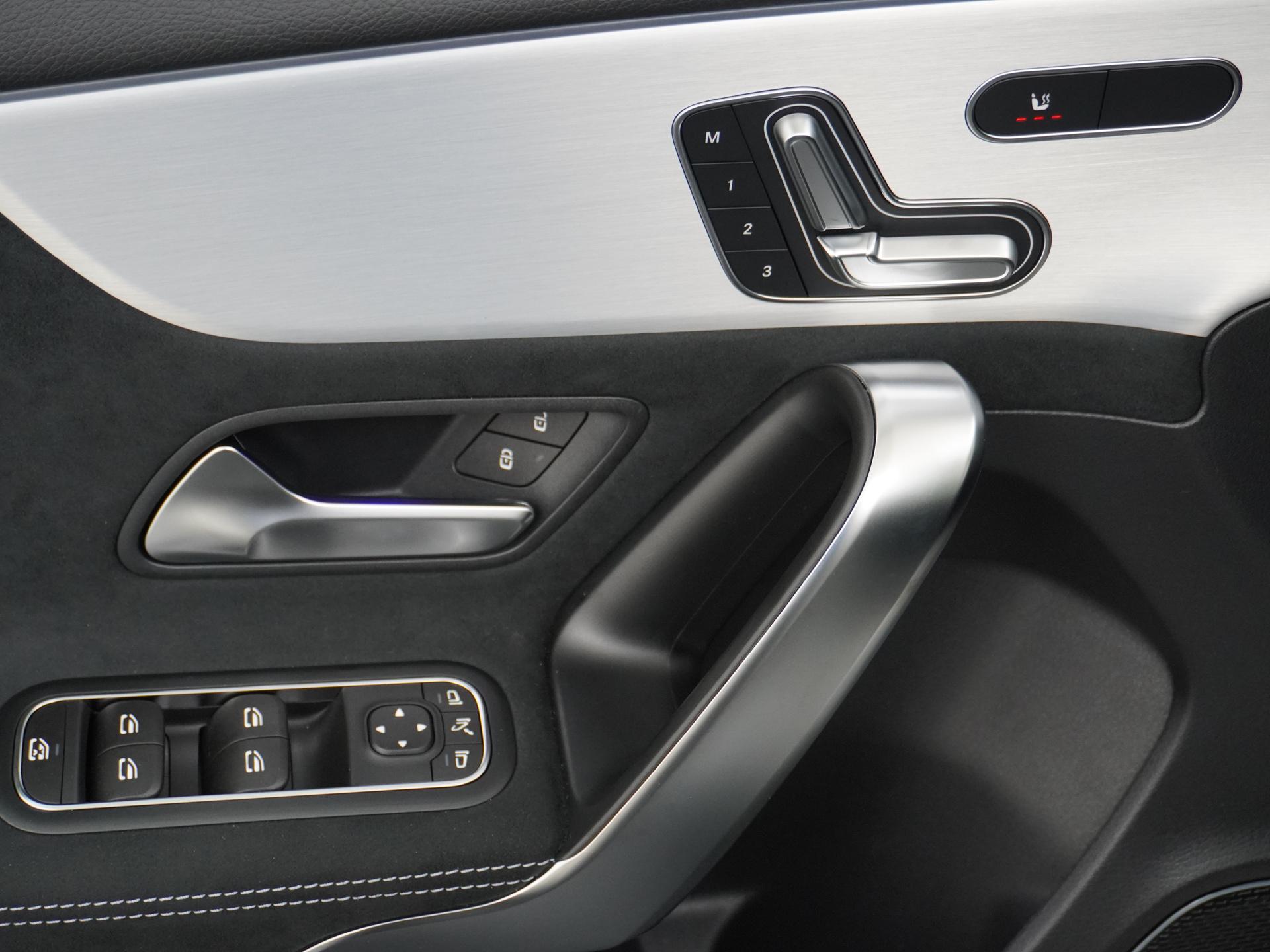 Mercedes-Benz A-Klasse 180 Business Solution AMG 17