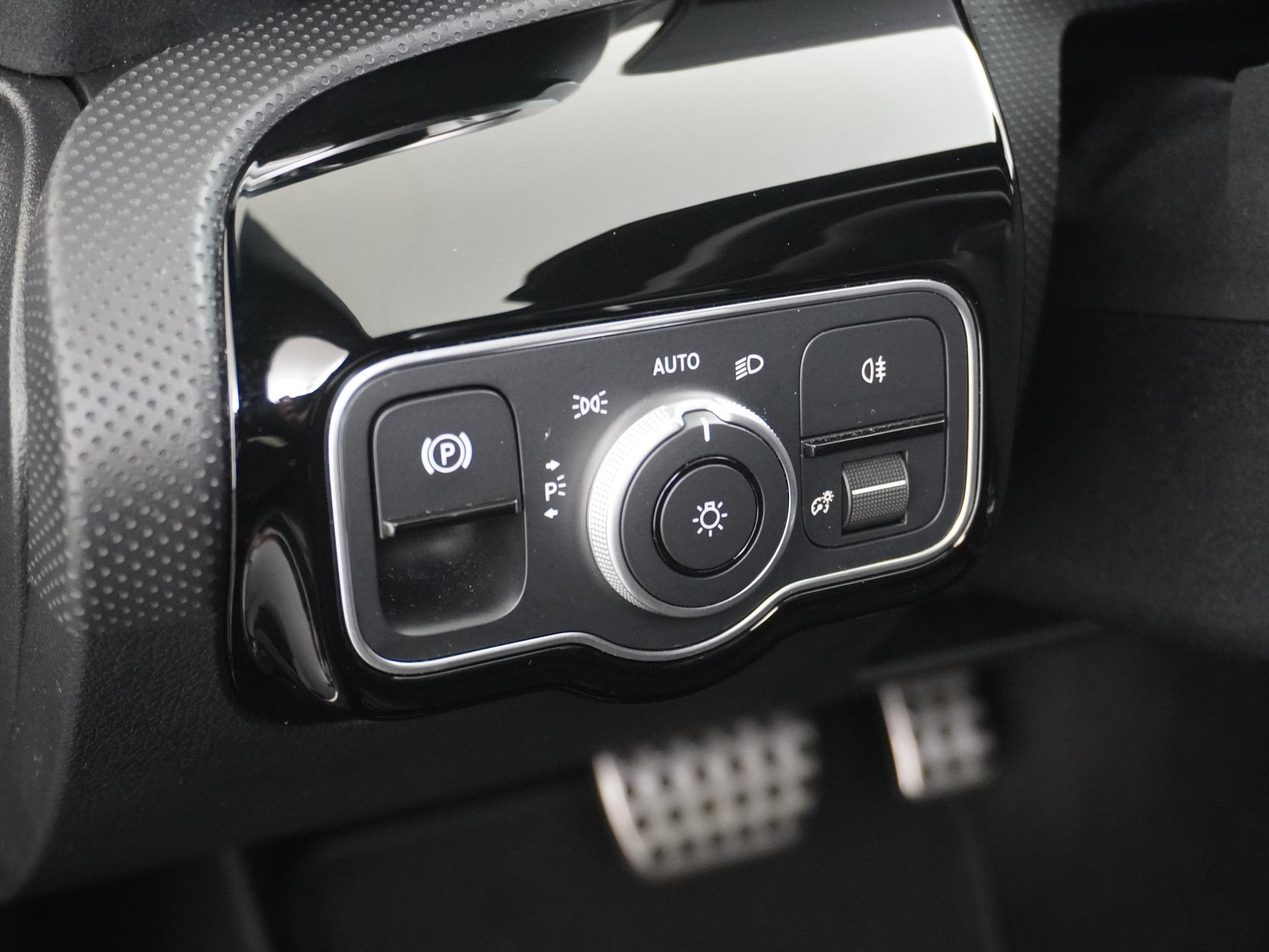 Mercedes-Benz CLA-Klasse 180 AMG Line Star Edition 29