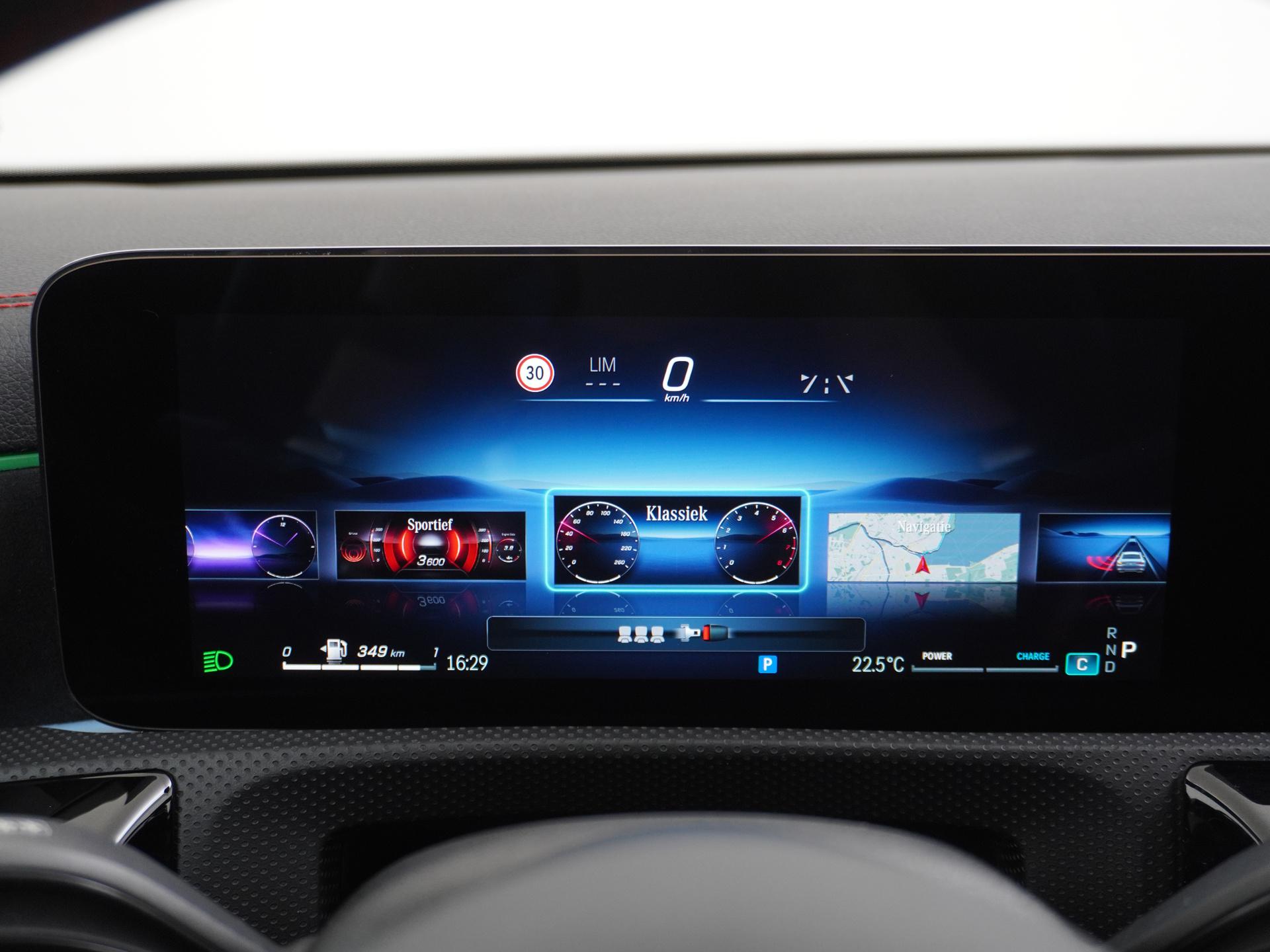 Mercedes-Benz CLA-Klasse 180 AMG Line Star Edition 36