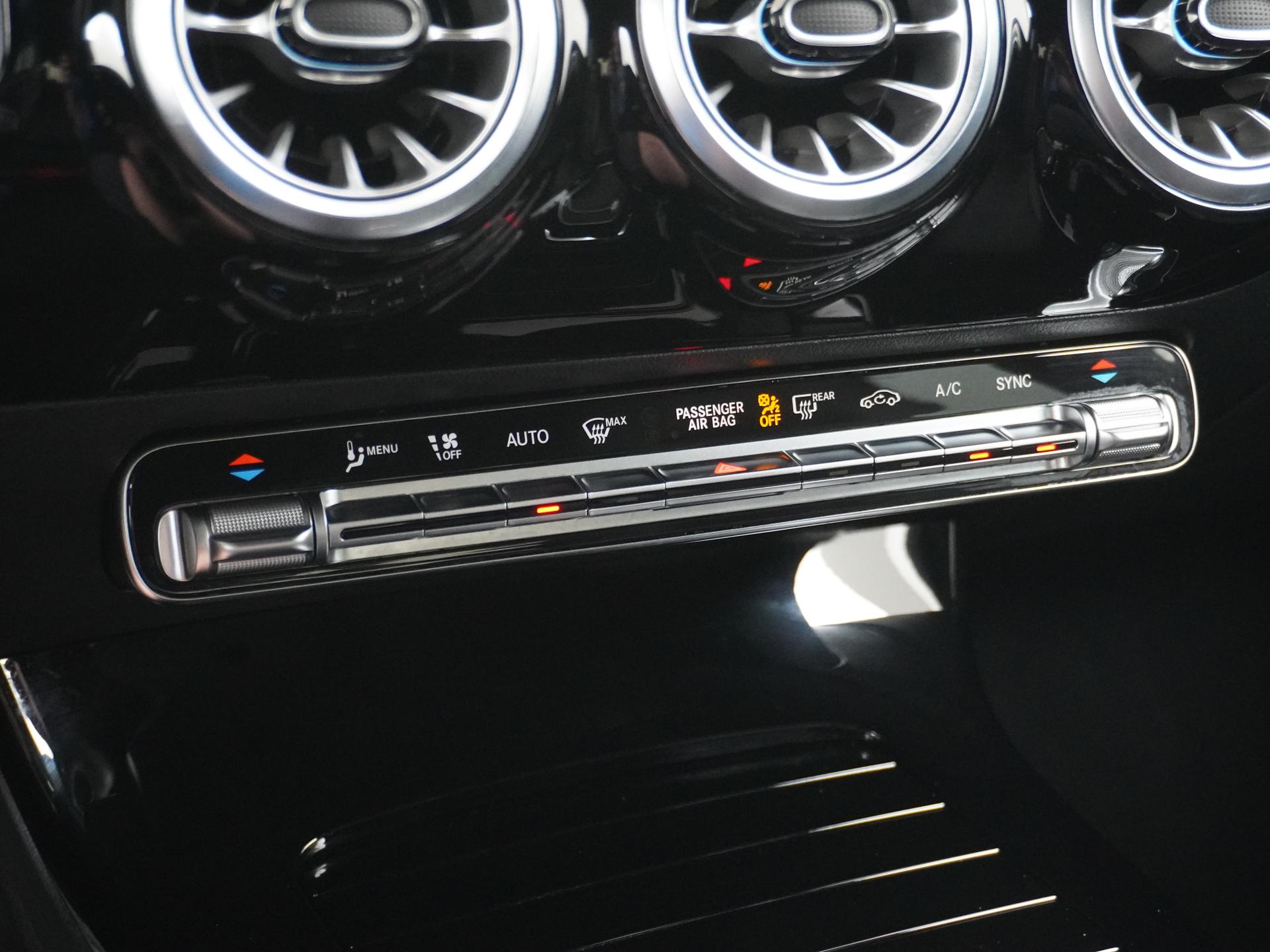 Mercedes-Benz CLA-Klasse 180 AMG Line Star Edition 44