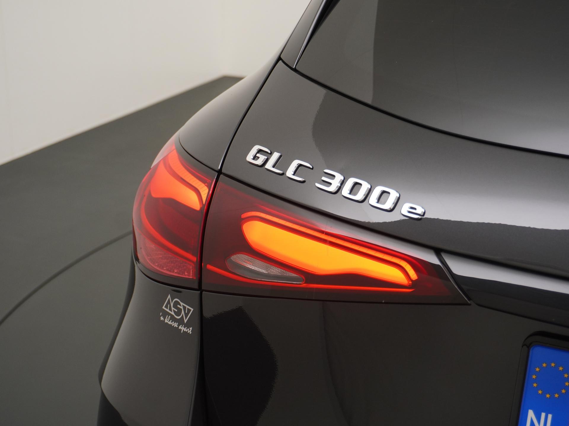 Mercedes-Benz GLC 300e 4MATIC AMG Line 18