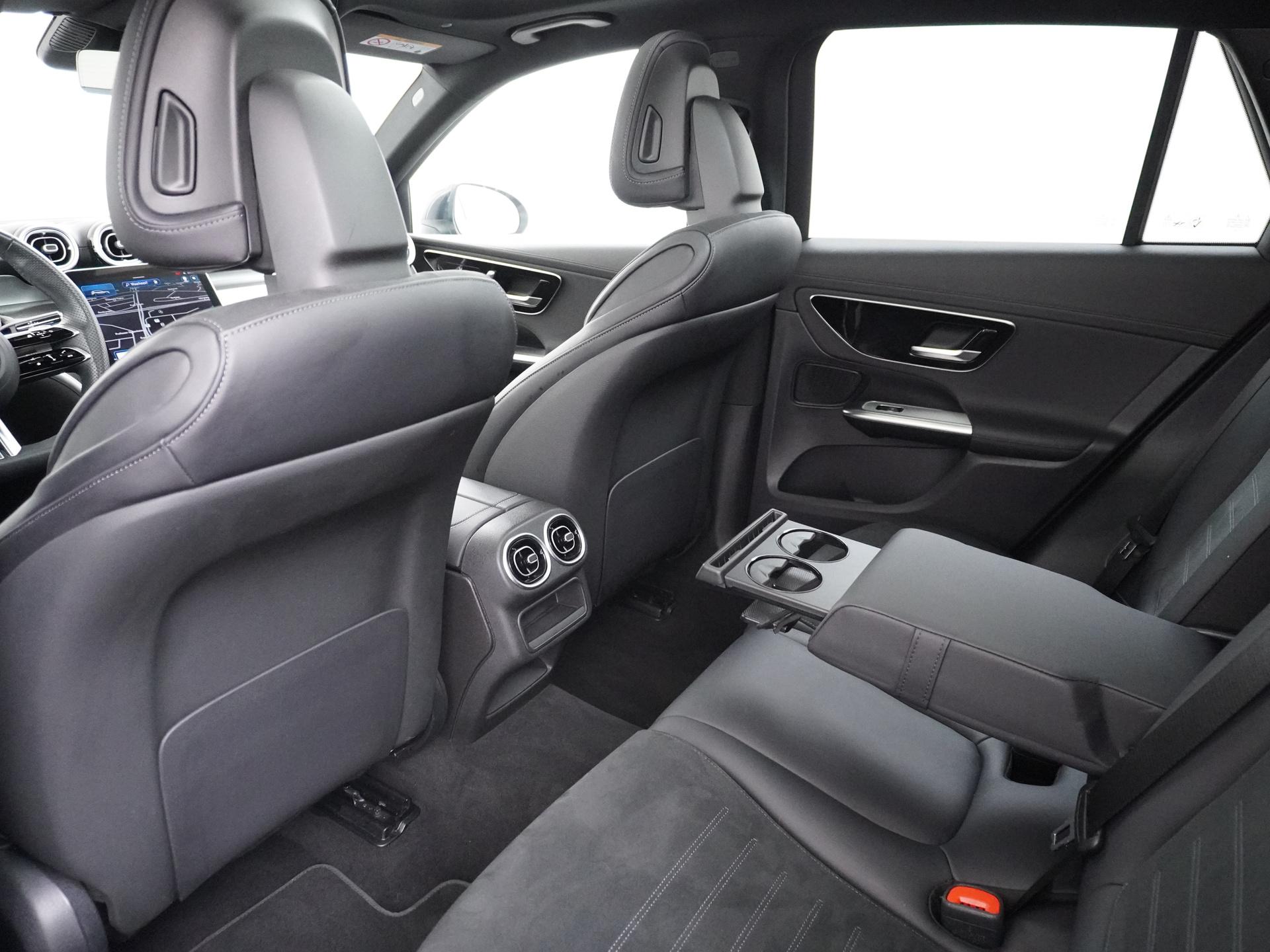 Mercedes-Benz GLC 300e 4MATIC AMG Line 28