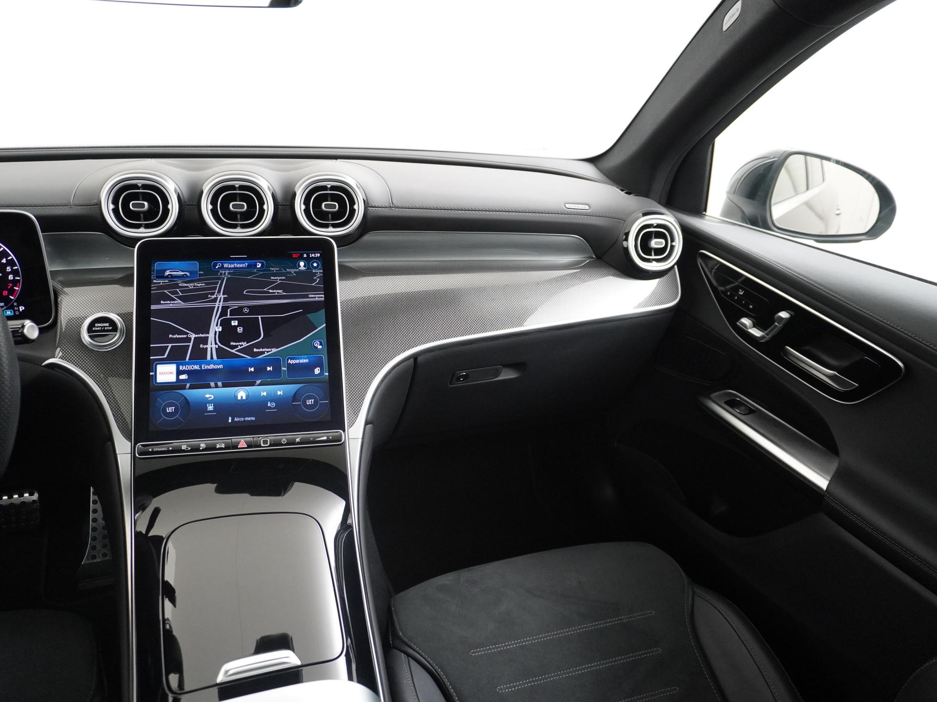 Mercedes-Benz GLC 300e 4MATIC AMG Line 32