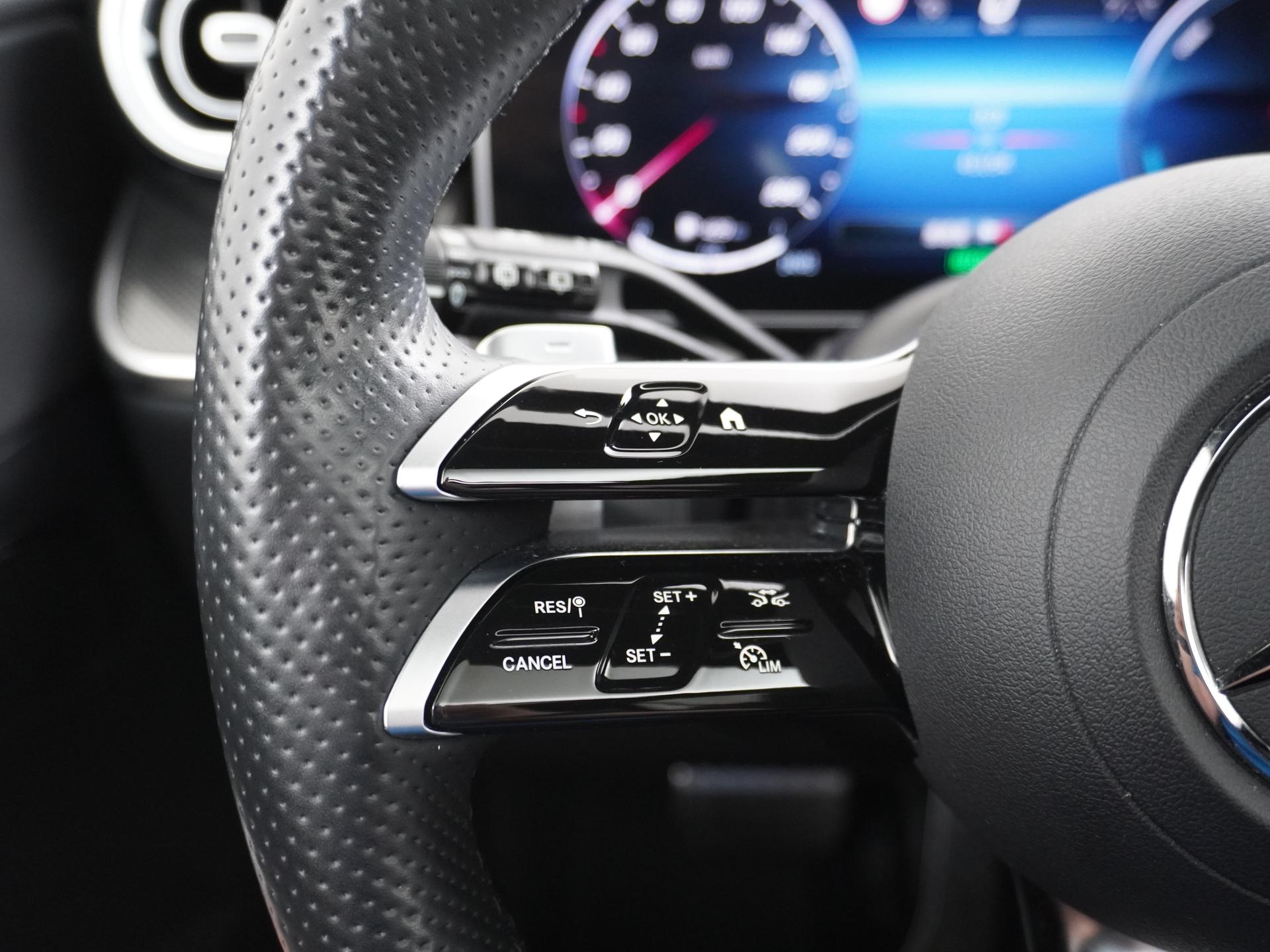 Mercedes-Benz GLC 300e 4MATIC AMG Line 36