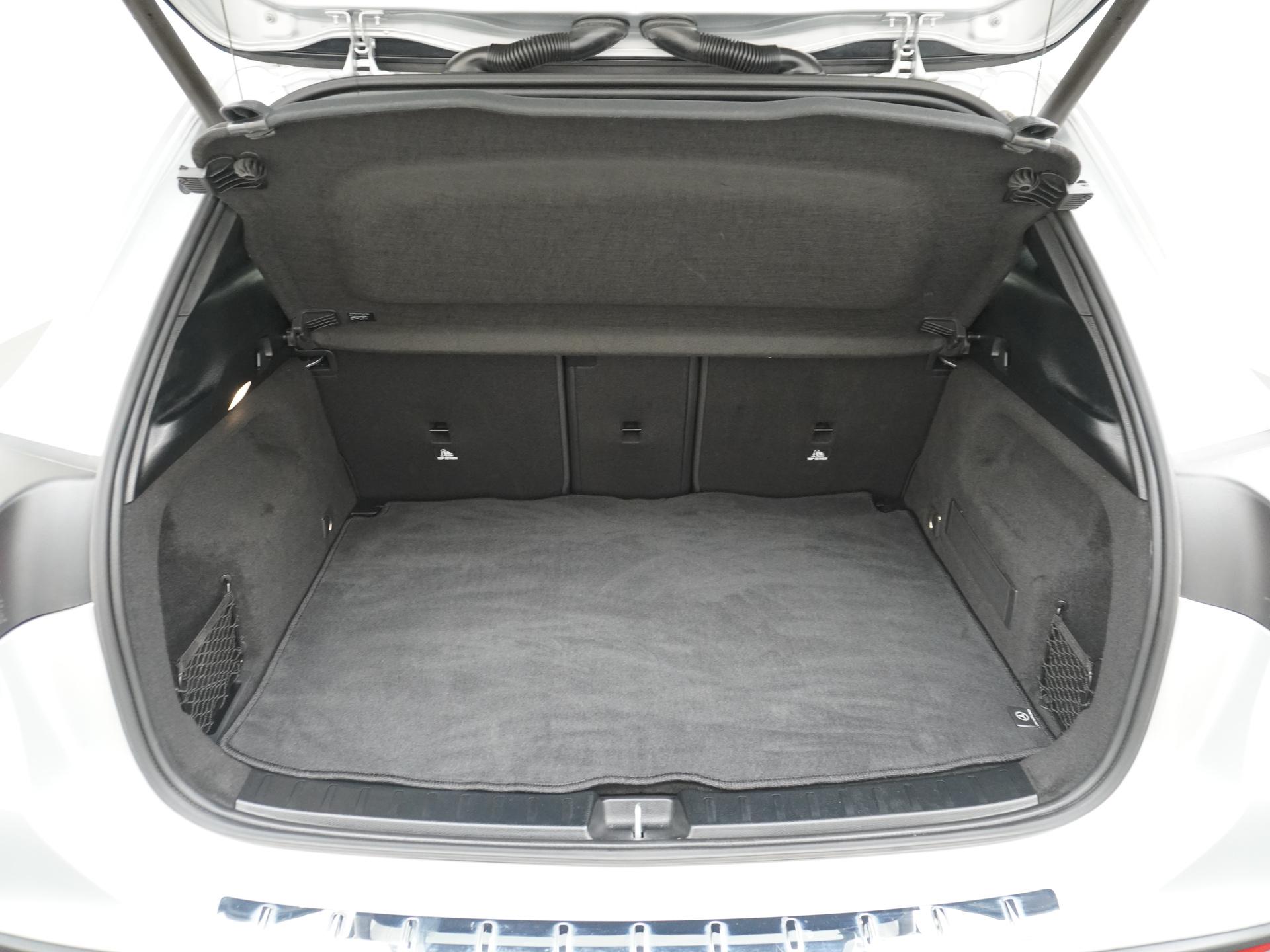 Mercedes-Benz GLA 250 AMG Line 13