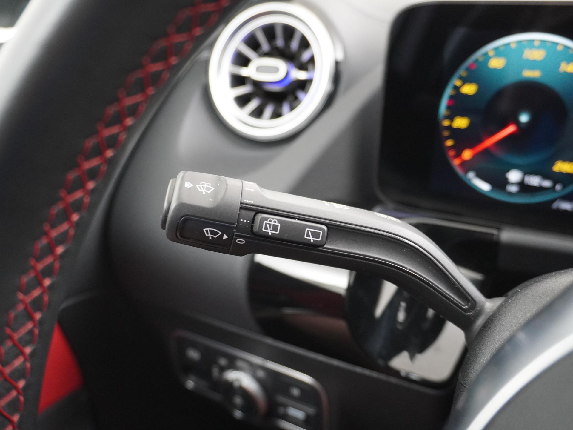 Mercedes-Benz GLA 250 AMG Line 28