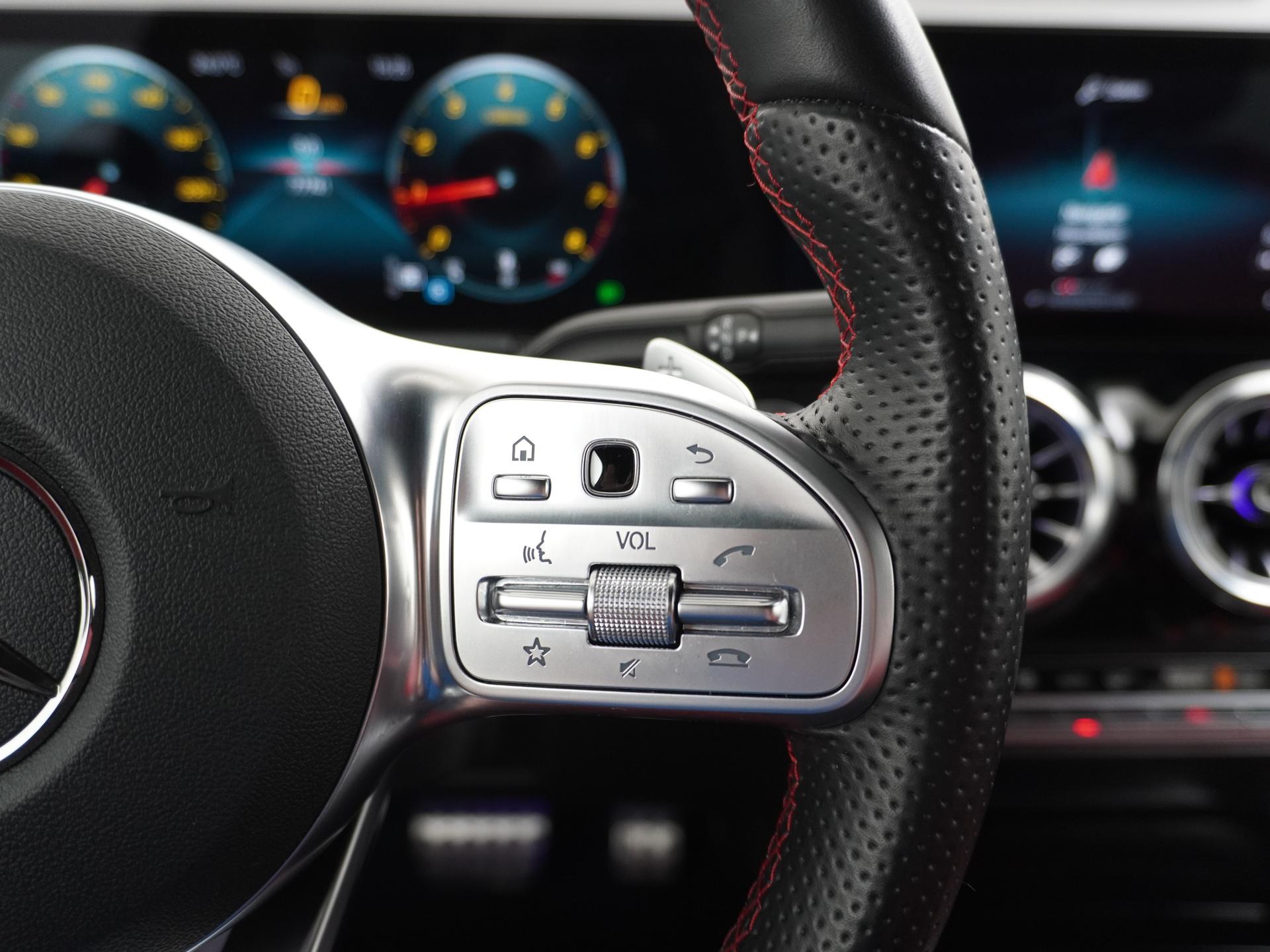 Mercedes-Benz GLA 250 AMG Line 31