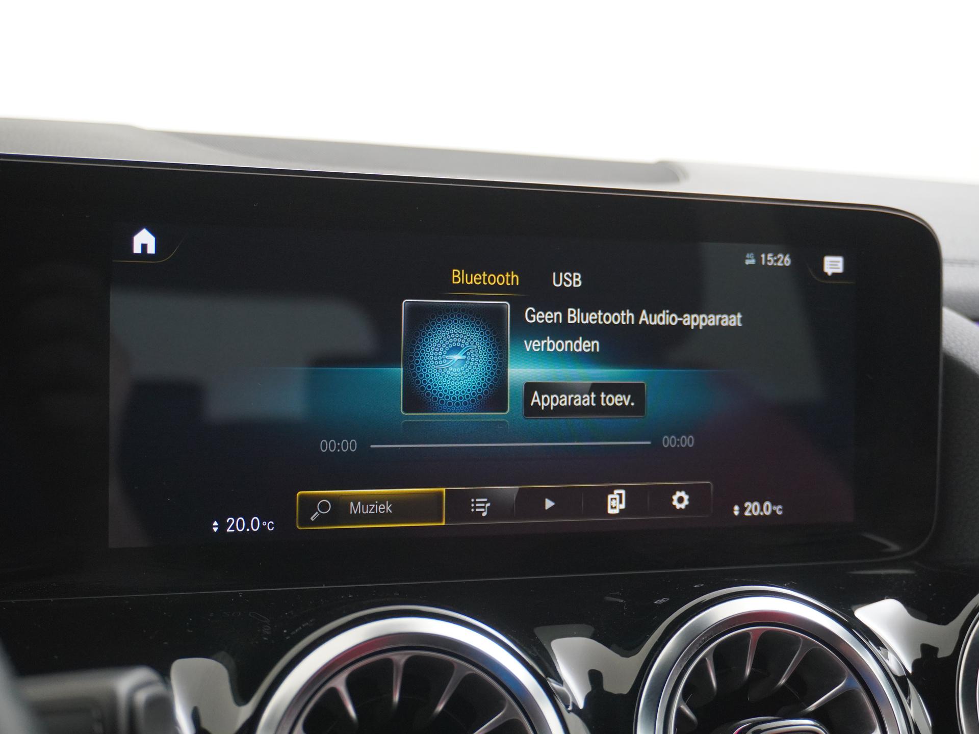 Mercedes-Benz GLA 250 AMG Line 38