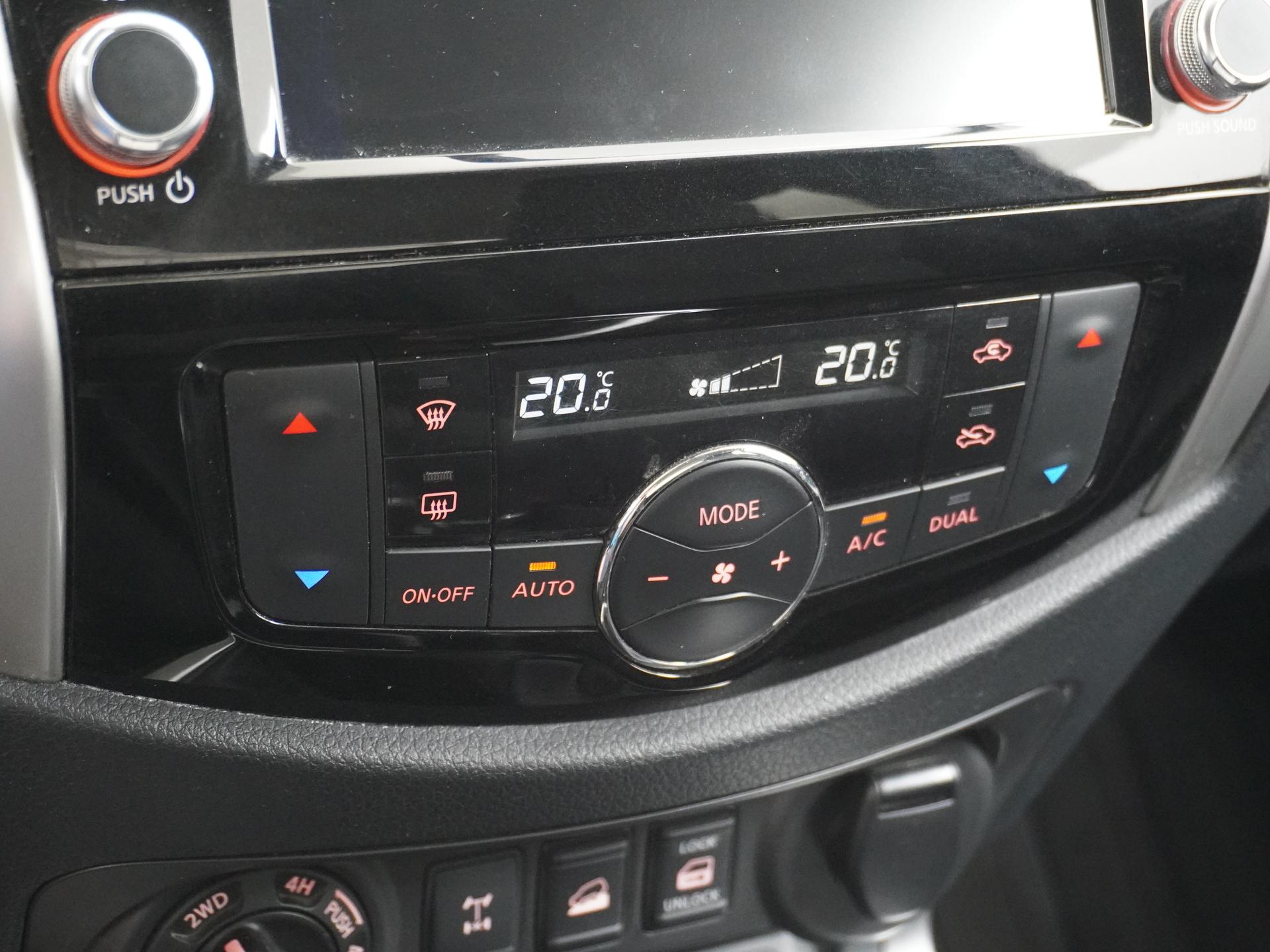 Nissan Navara 2.3 dCi N-Connecta King Cab 23