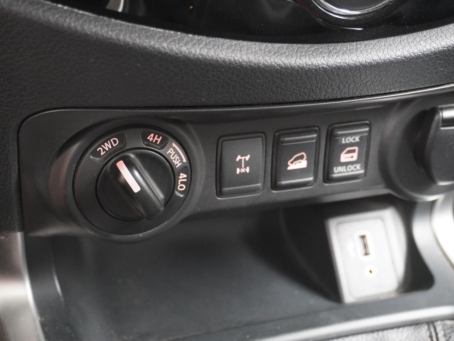 Nissan Navara 2.3 dCi N-Connecta King Cab 24