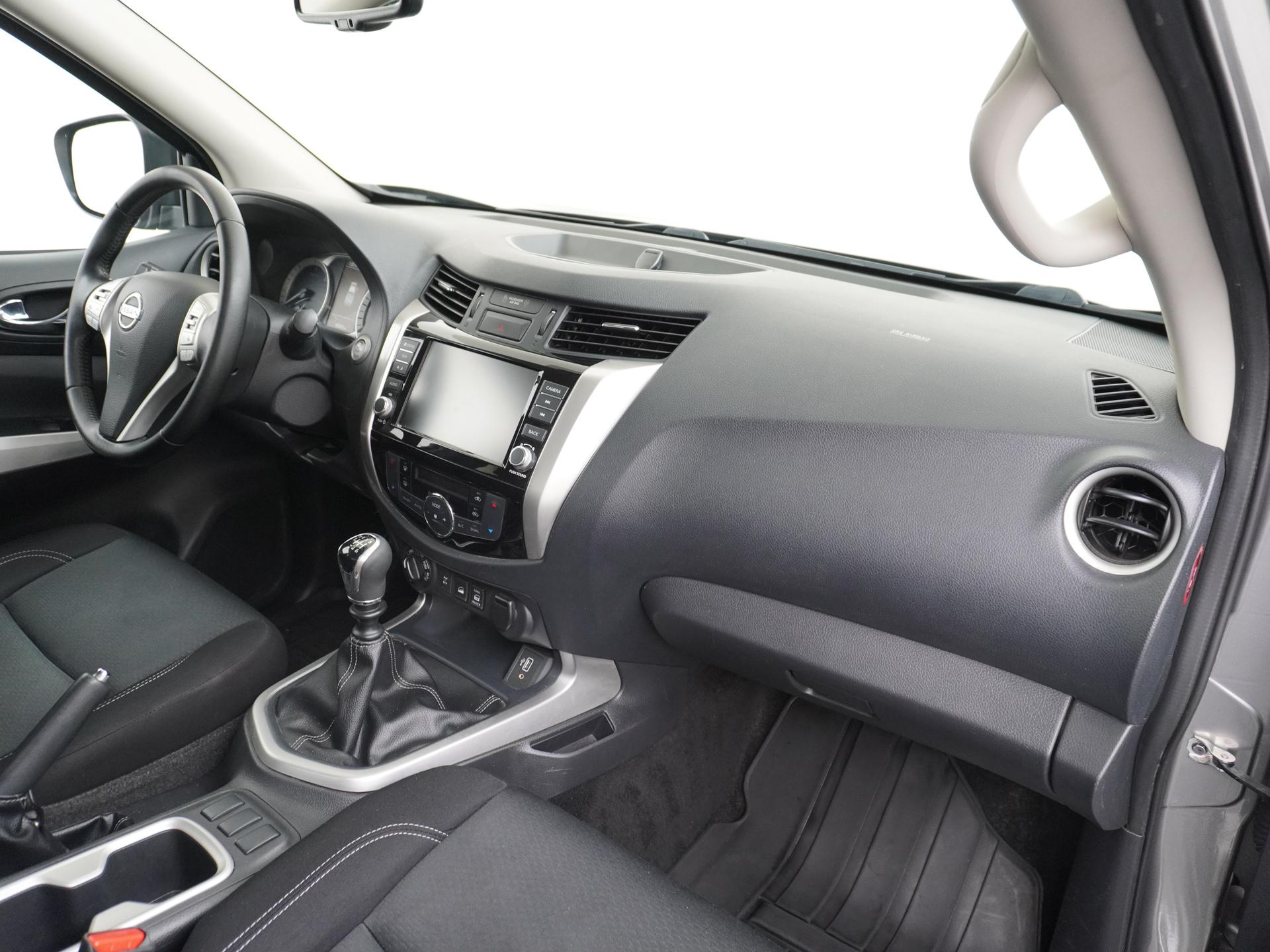 Nissan Navara 2.3 dCi N-Connecta King Cab 25