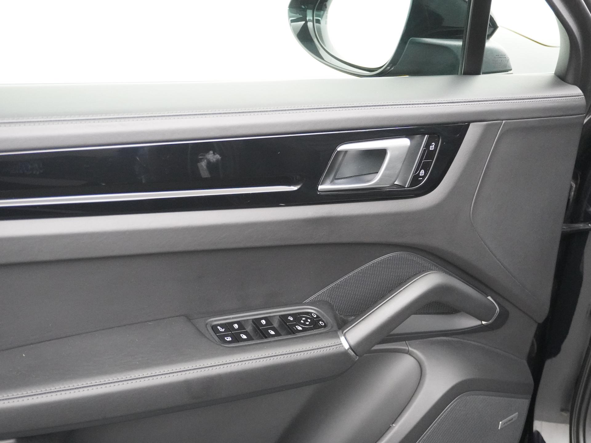 Porsche Cayenne Coupé 3.0 E-Hybrid 23