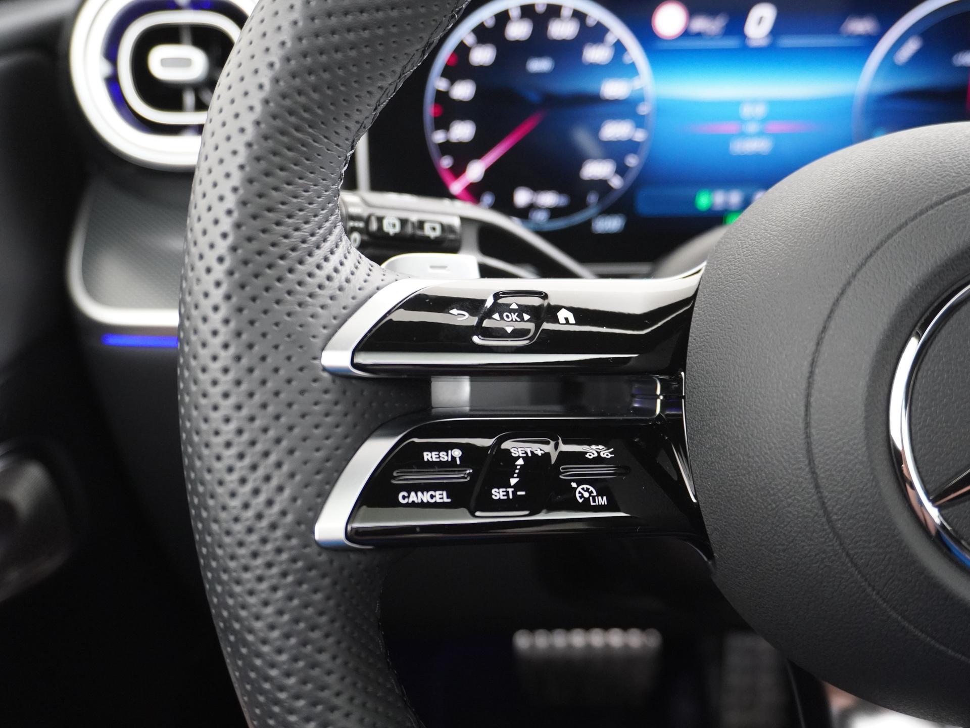 Mercedes-Benz GLC 300e 4MATIC AMG Line 33