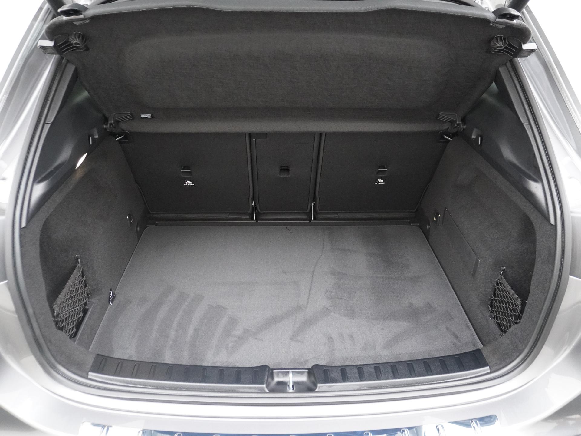 Mercedes-Benz GLA 250 e Business Solution AMG 16