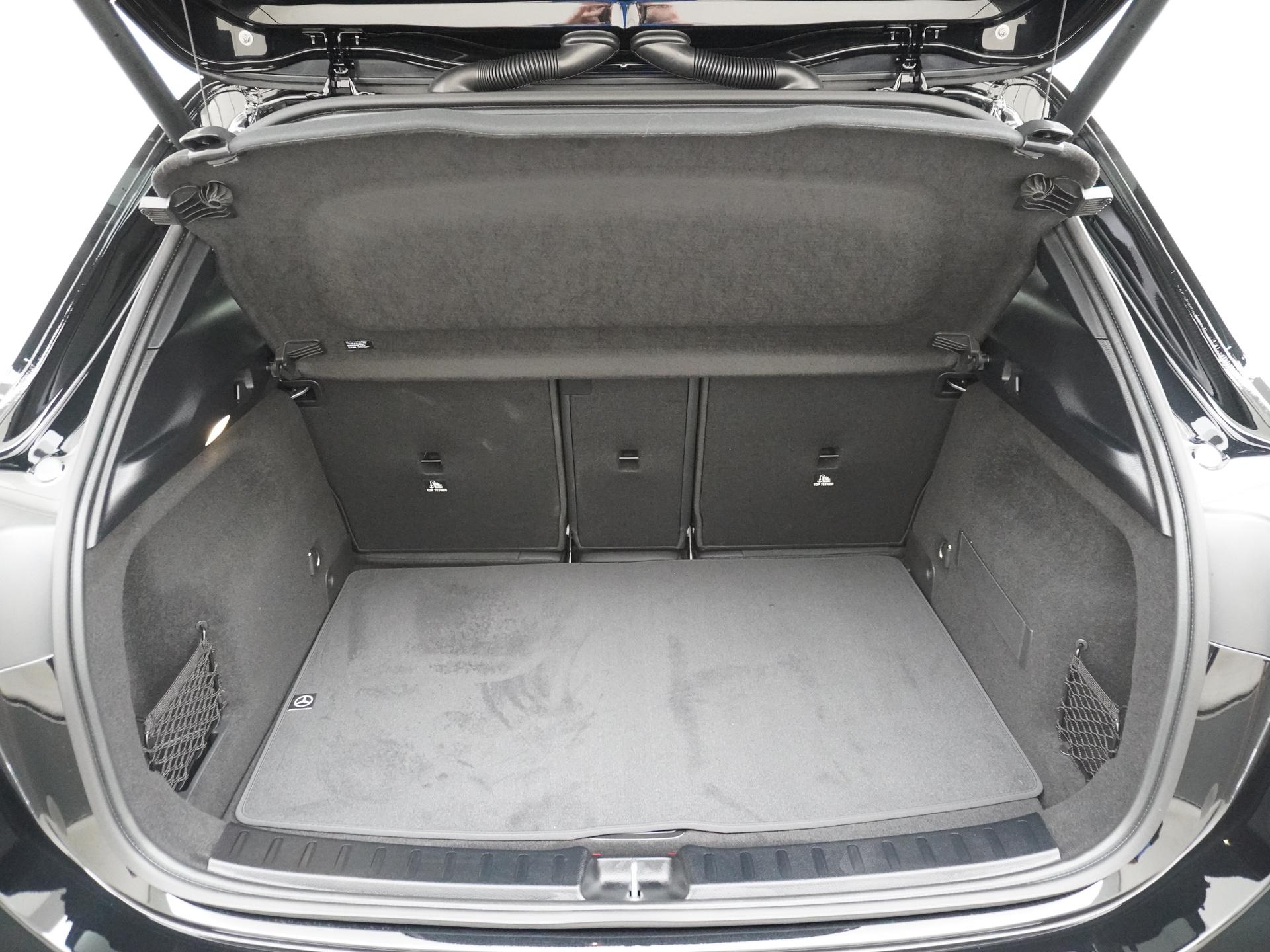 Mercedes-Benz GLA 250 e Business Solution AMG 12