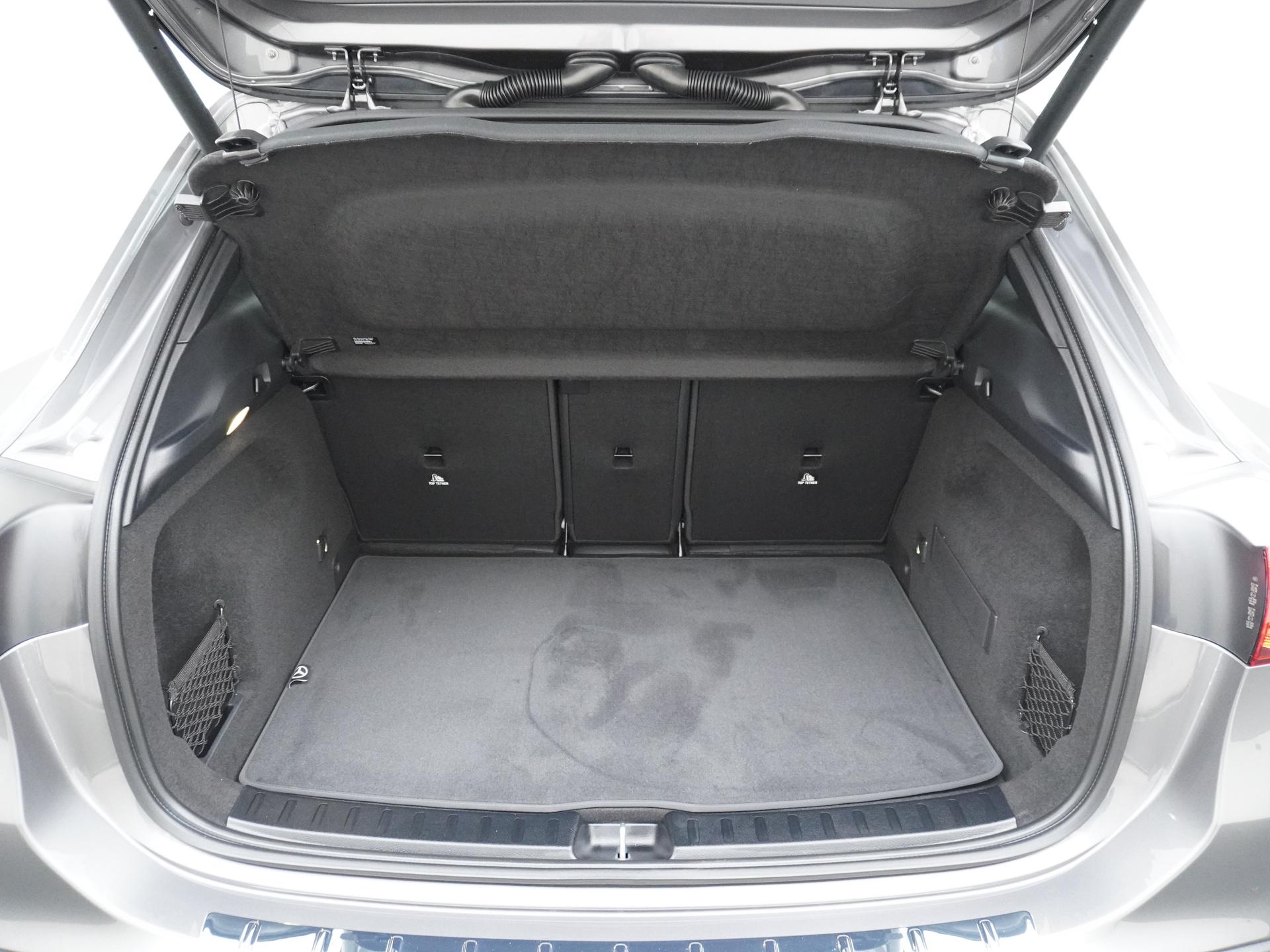 Mercedes-Benz GLA 250 e Business Solution AMG 13