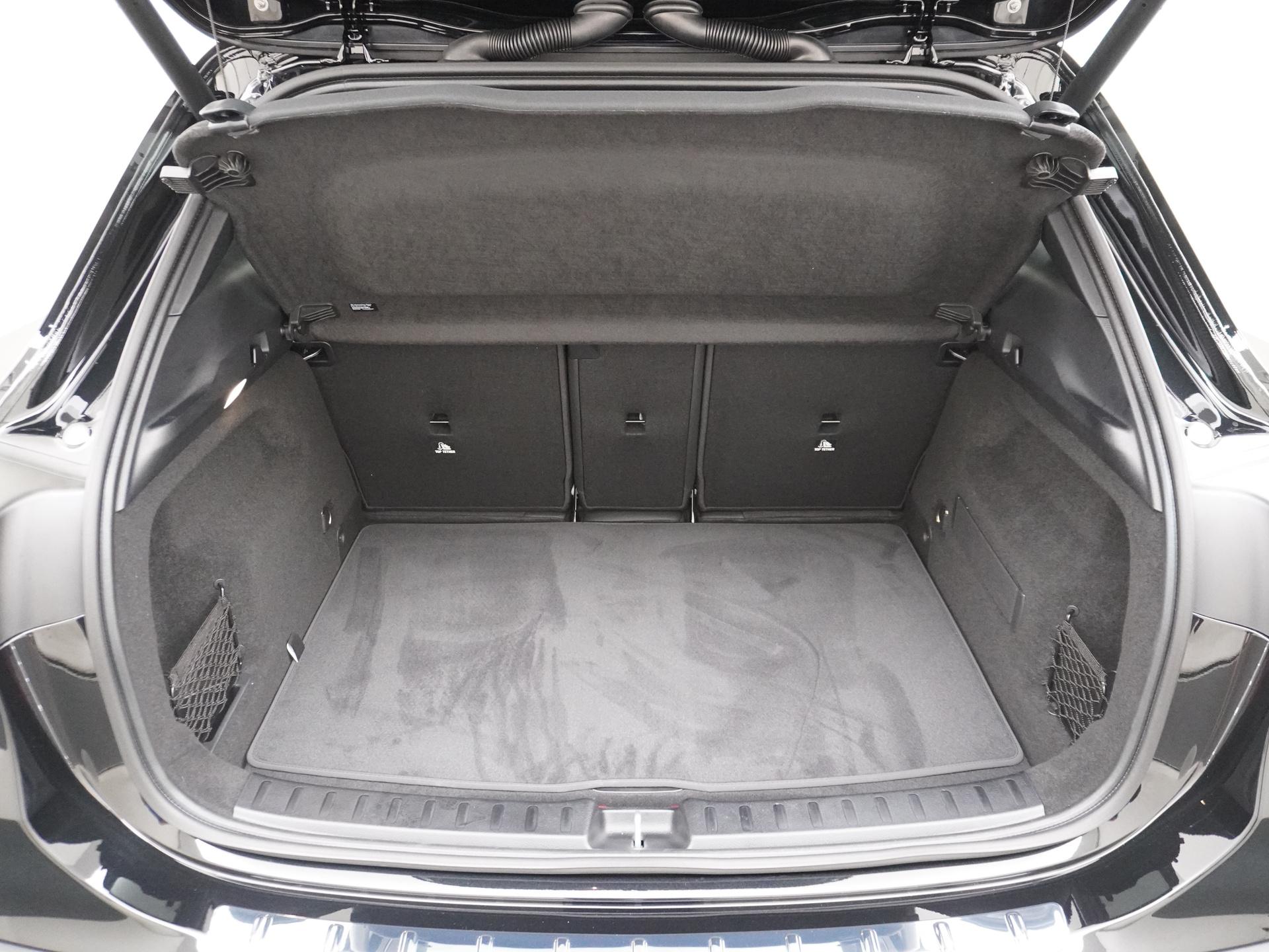 Mercedes-Benz GLA 250 e Business Solution AMG 12