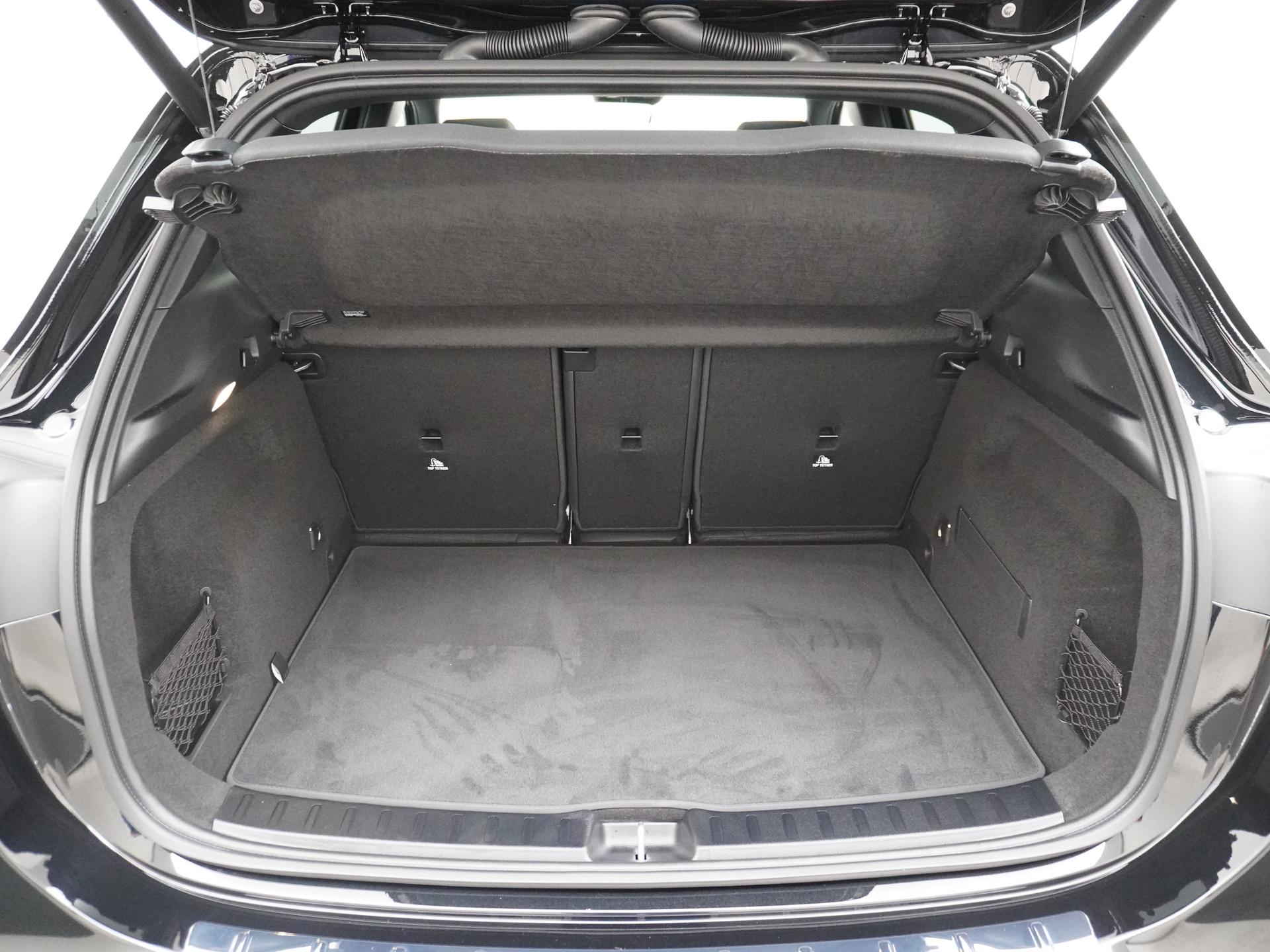 Mercedes-Benz GLA 250 e Business Solution AMG 13