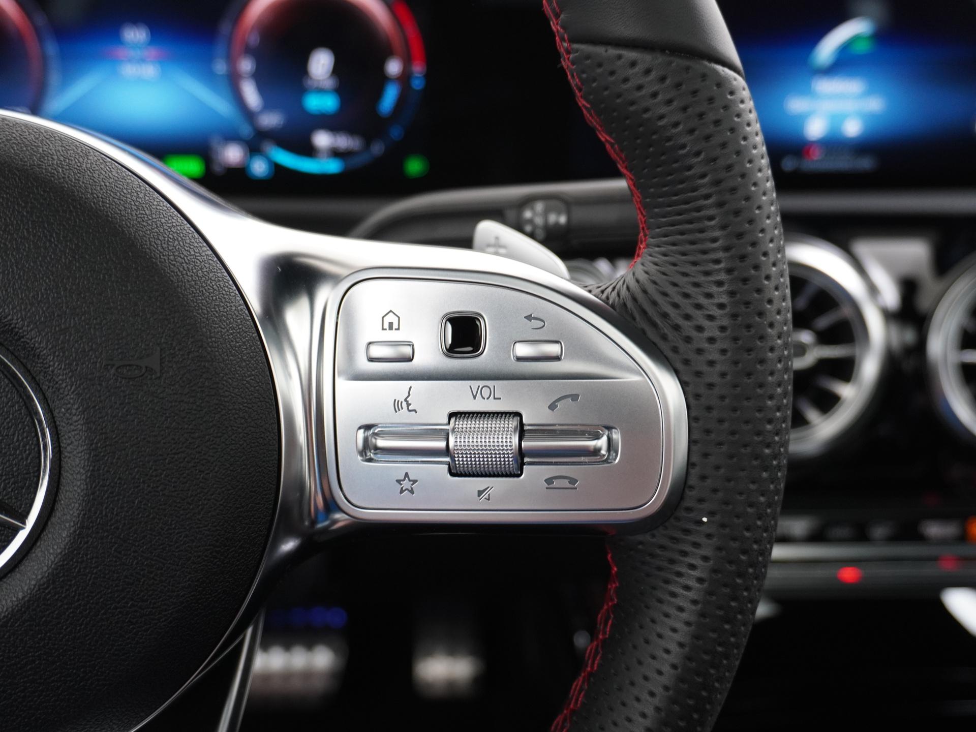 Mercedes-Benz CLA-Klasse 250 e AMG Premium Plus 32