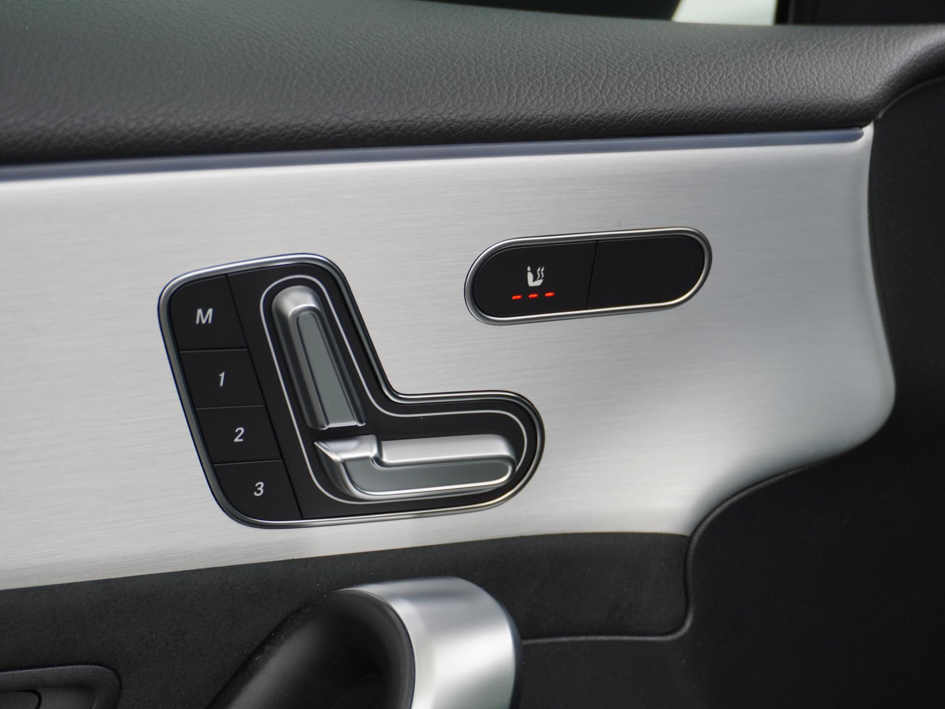 Mercedes-Benz A-Klasse 180 Business Solution AMG 19