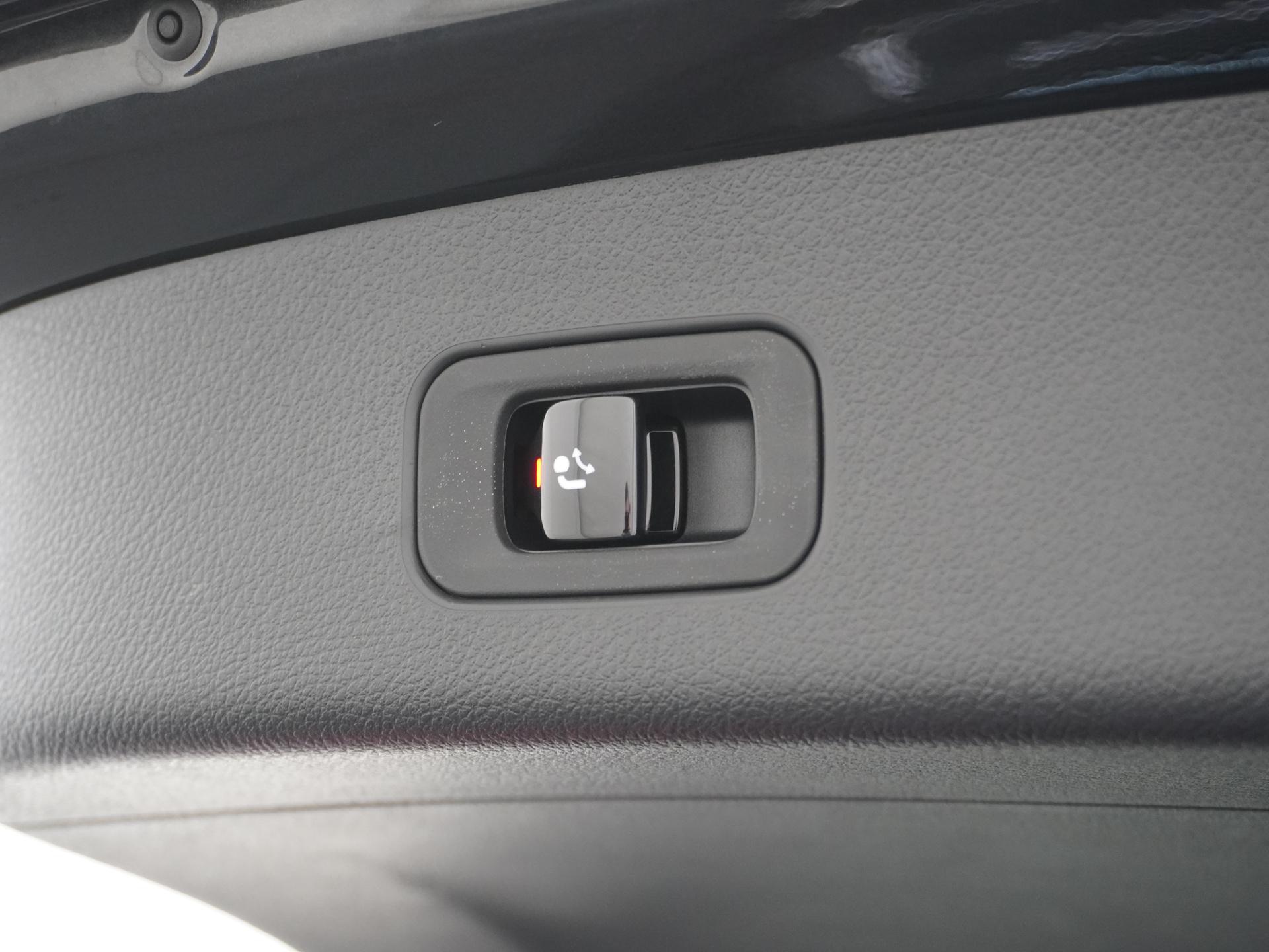 Mercedes-Benz GLC 300e 4MATIC AMG Line 18