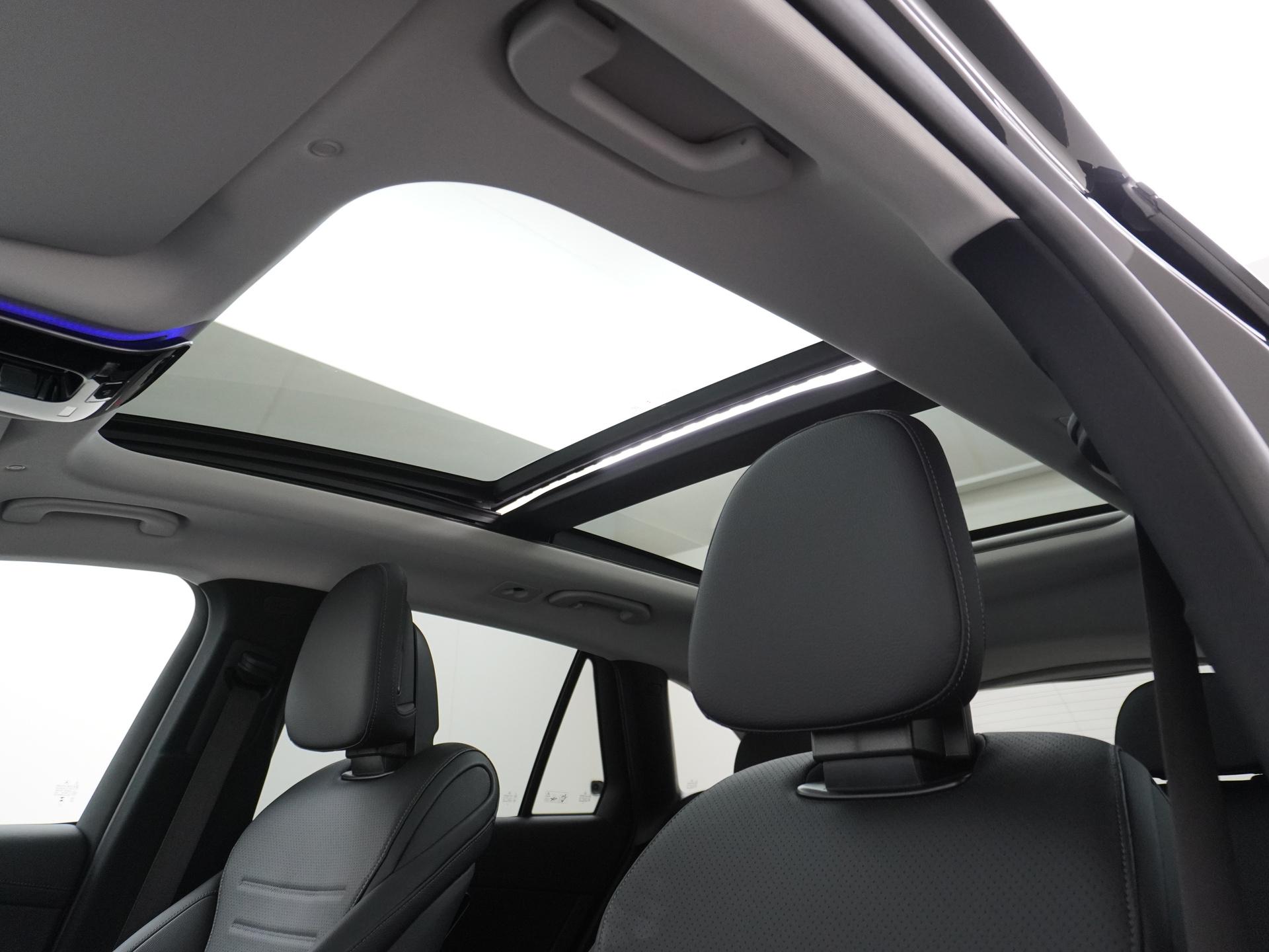 Mercedes-Benz GLC 300e 4MATIC AMG Line 3