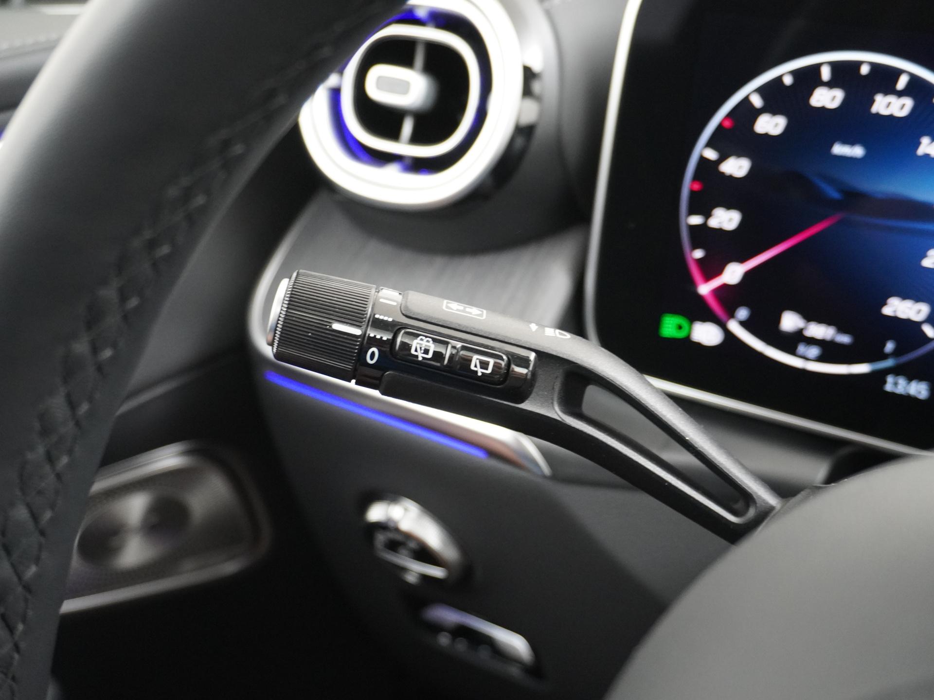 Mercedes-Benz GLC 300e 4MATIC AMG Line 32