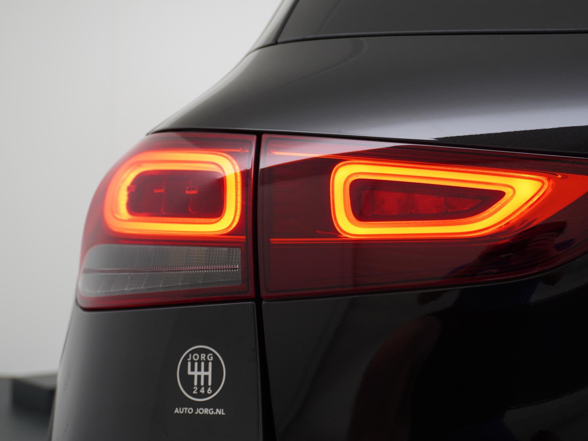 Mercedes-Benz GLA 200 Business Solution Luxury 12