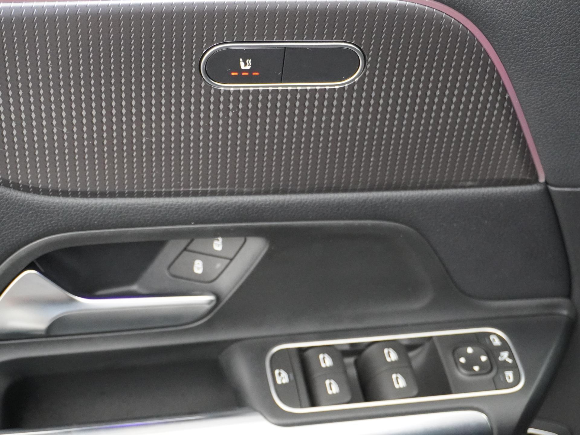 Mercedes-Benz GLA 200 Business Solution Luxury 16