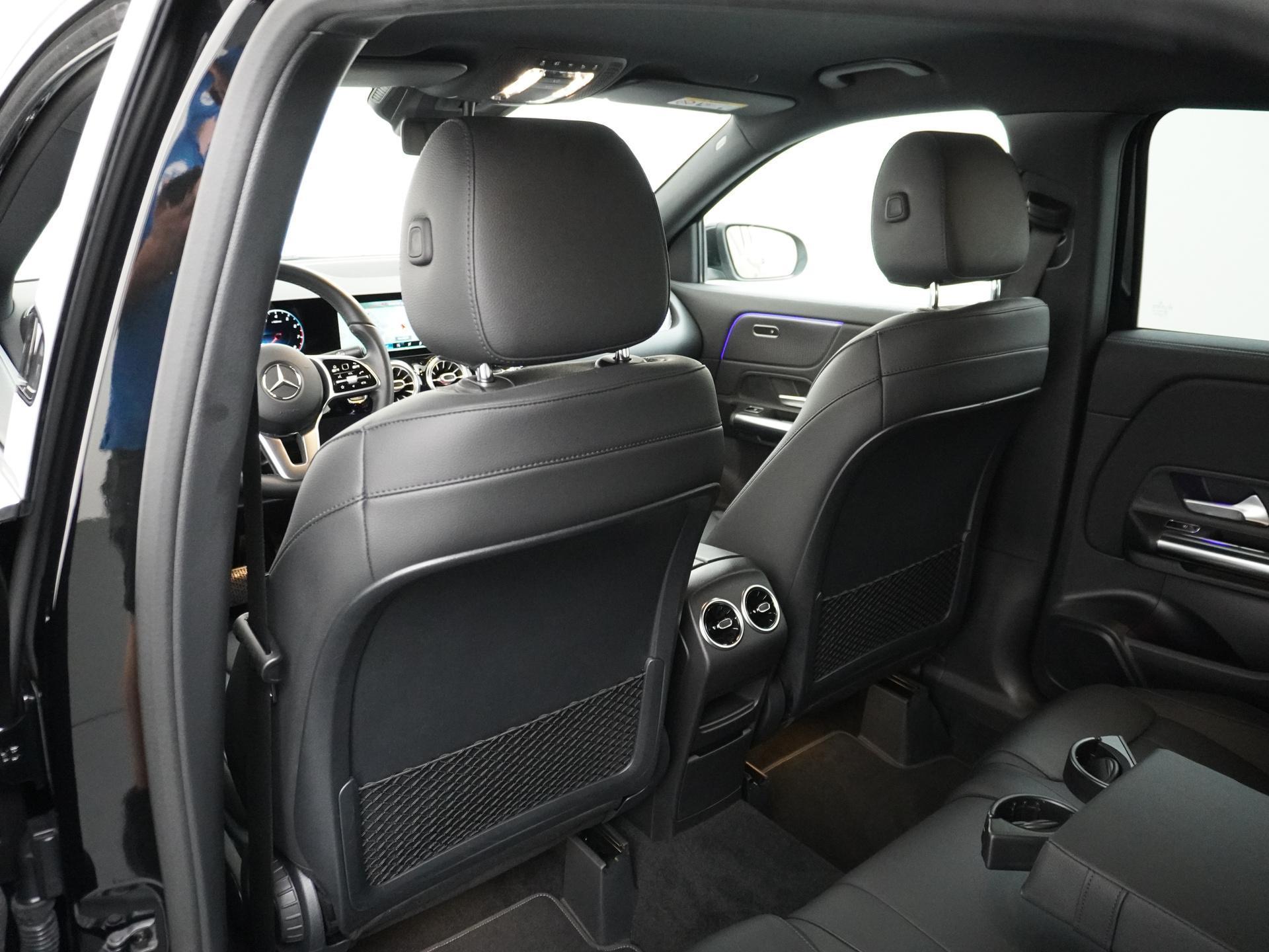 Mercedes-Benz GLA 200 Business Solution Luxury 17