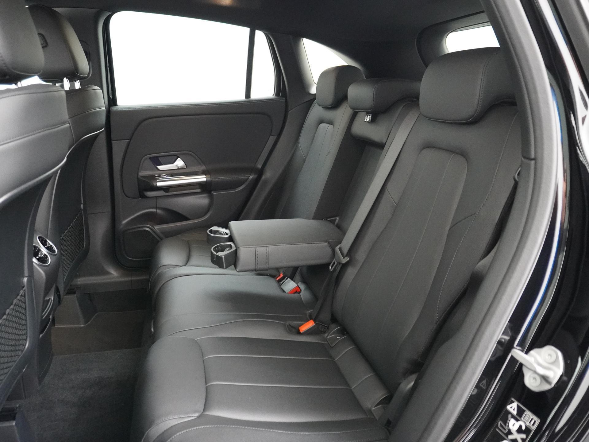 Mercedes-Benz GLA 200 Business Solution Luxury 18