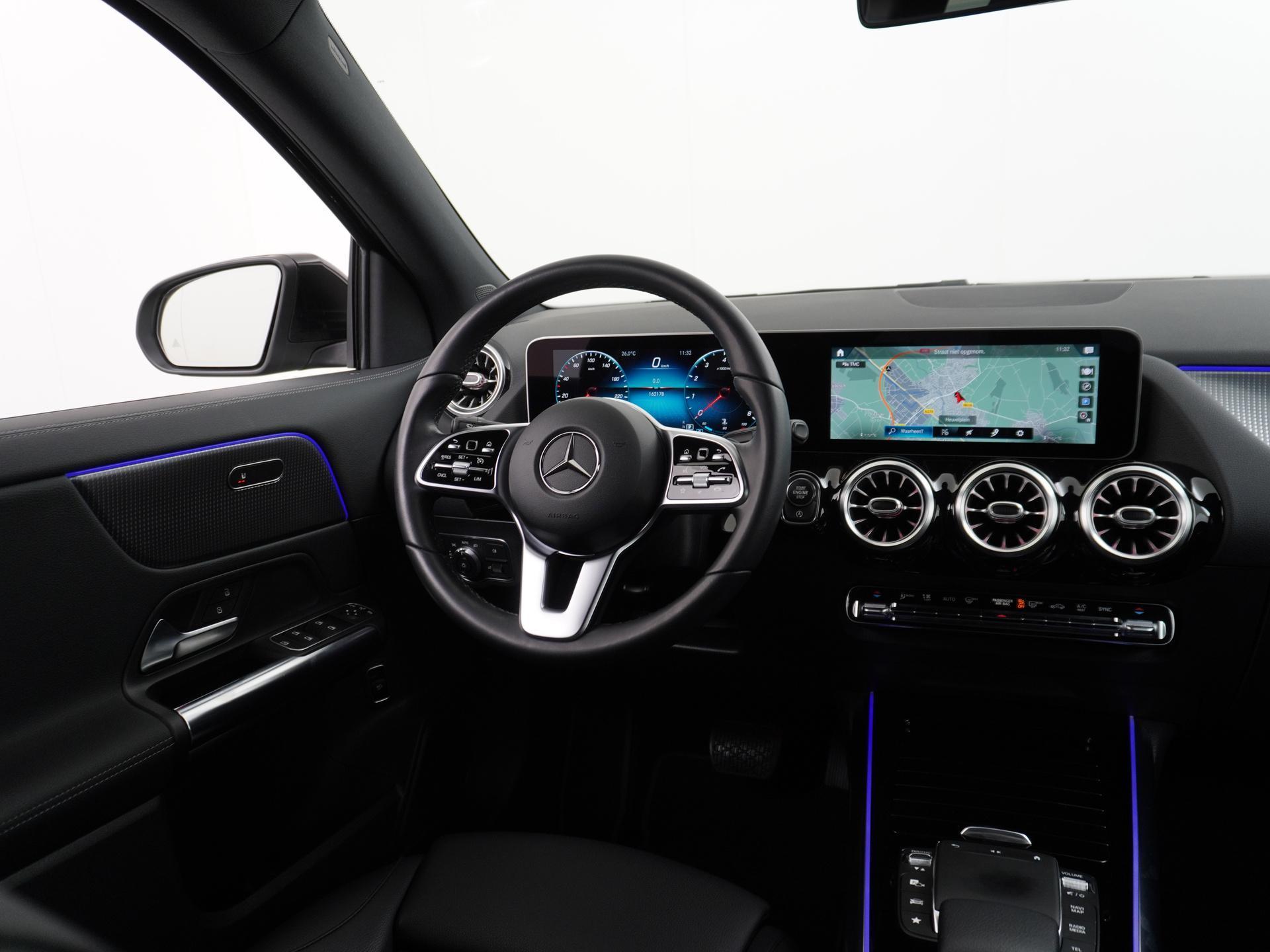 Mercedes-Benz GLA 200 Business Solution Luxury 19