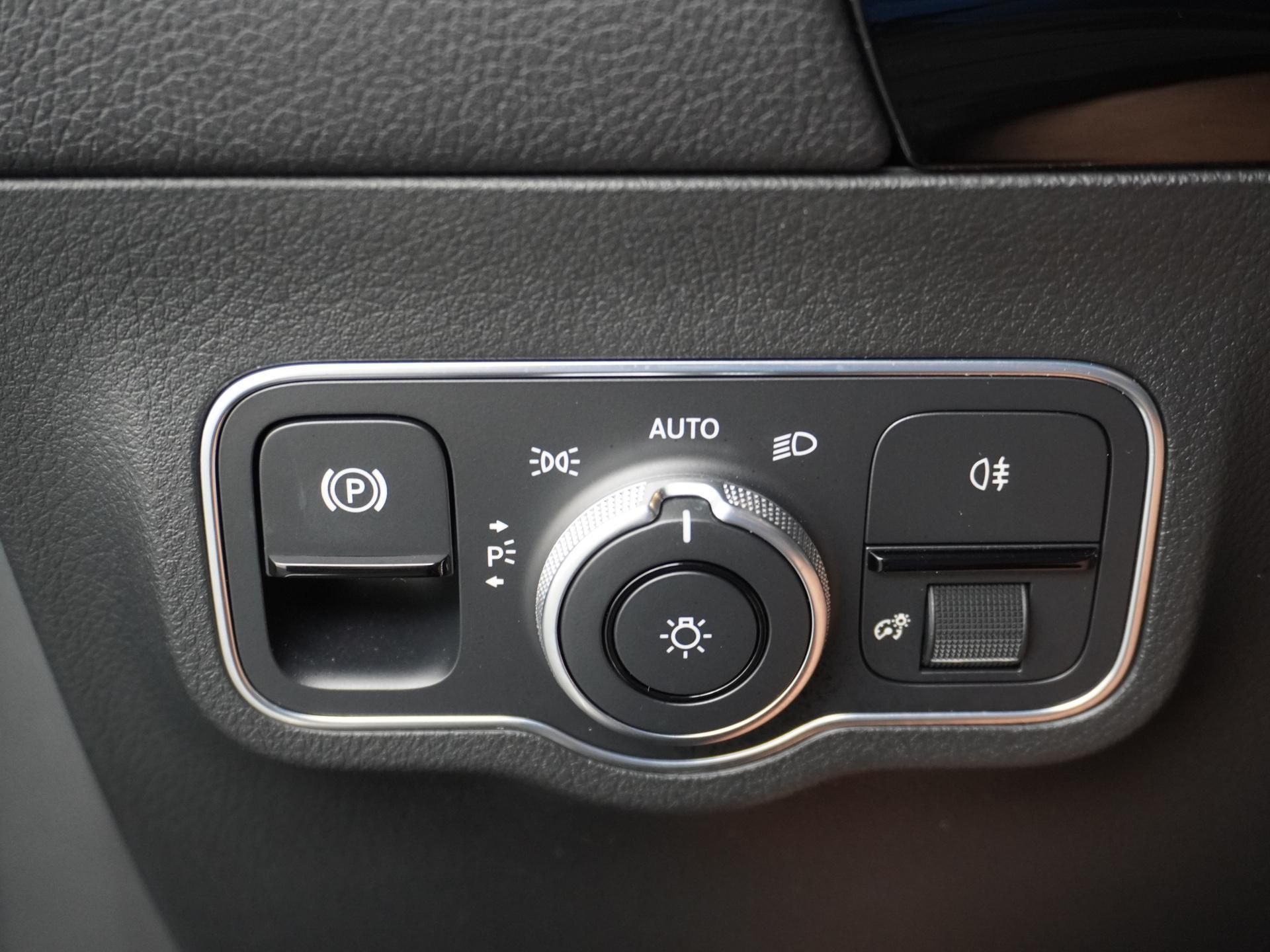 Mercedes-Benz GLA 200 Business Solution Luxury 21