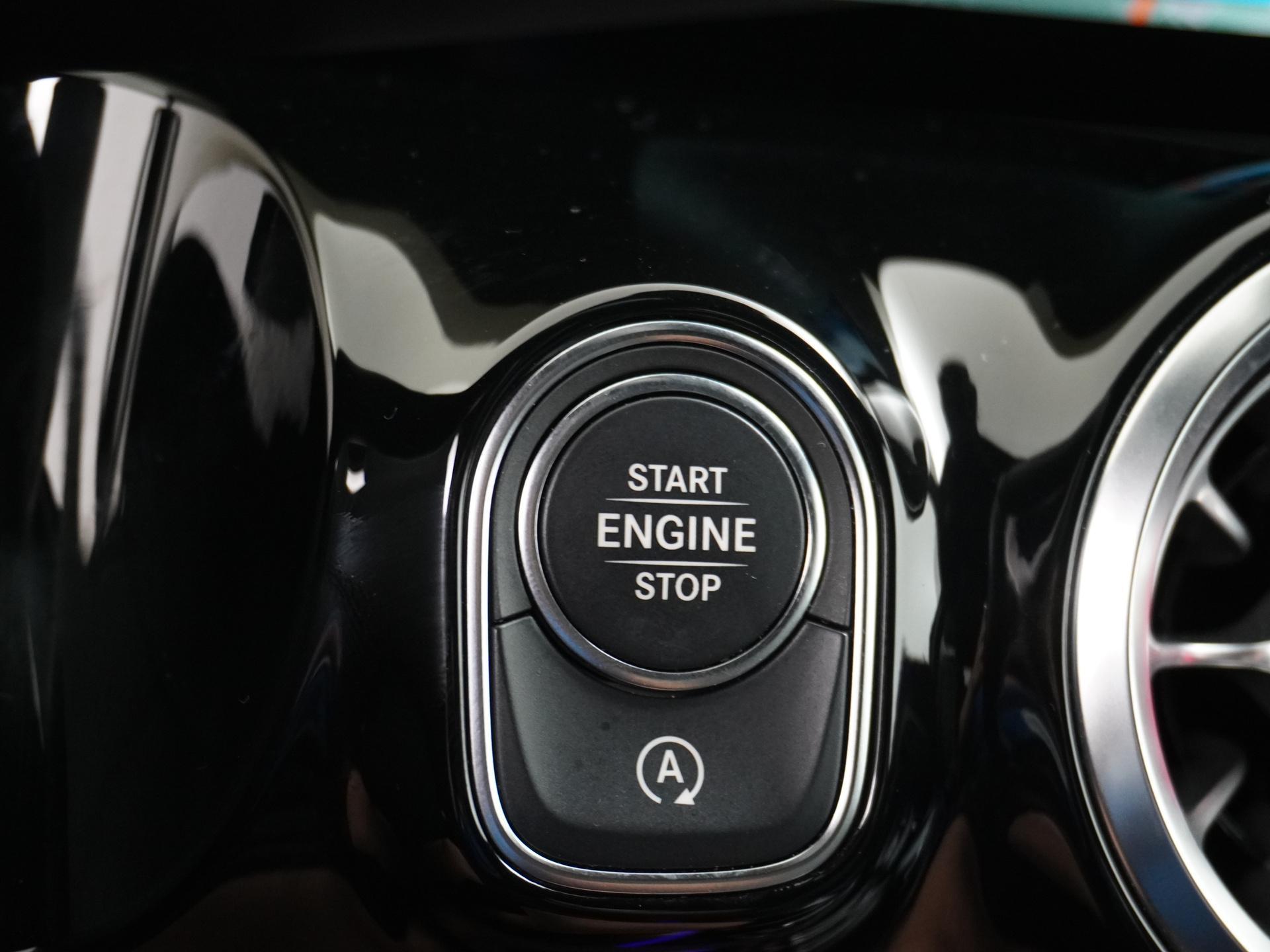 Mercedes-Benz GLA 200 Business Solution Luxury 24