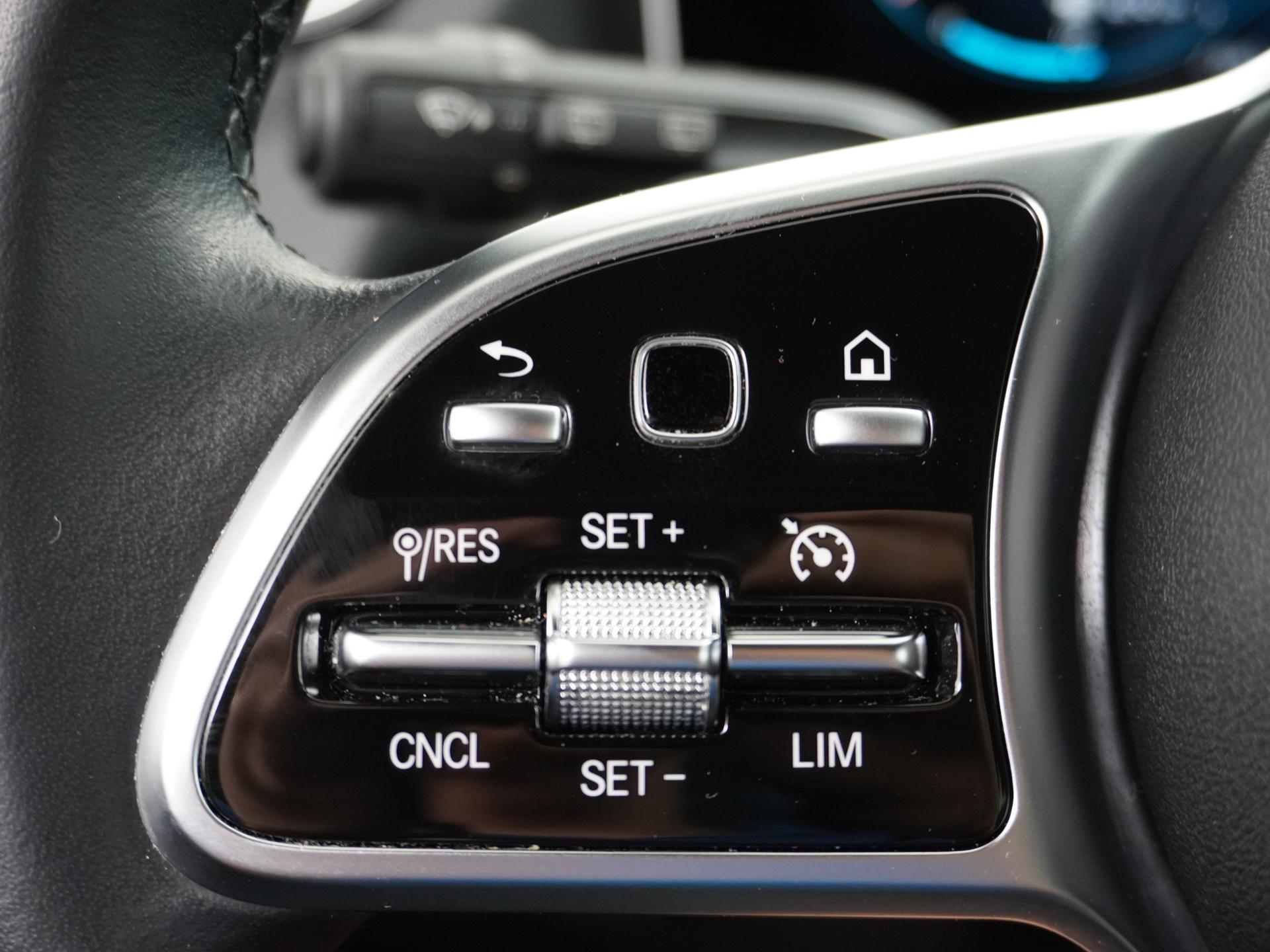 Mercedes-Benz GLA 200 Business Solution Luxury 25