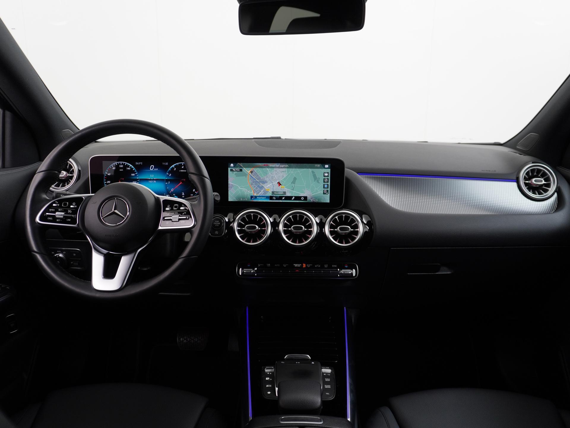 Mercedes-Benz GLA 200 Business Solution Luxury 6