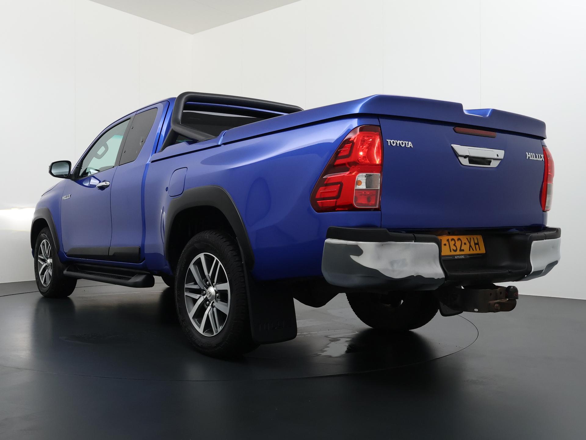 Toyota HiLux 2.4 D-4D-F 4WD 4x4 Xtra Cab Challenger 1